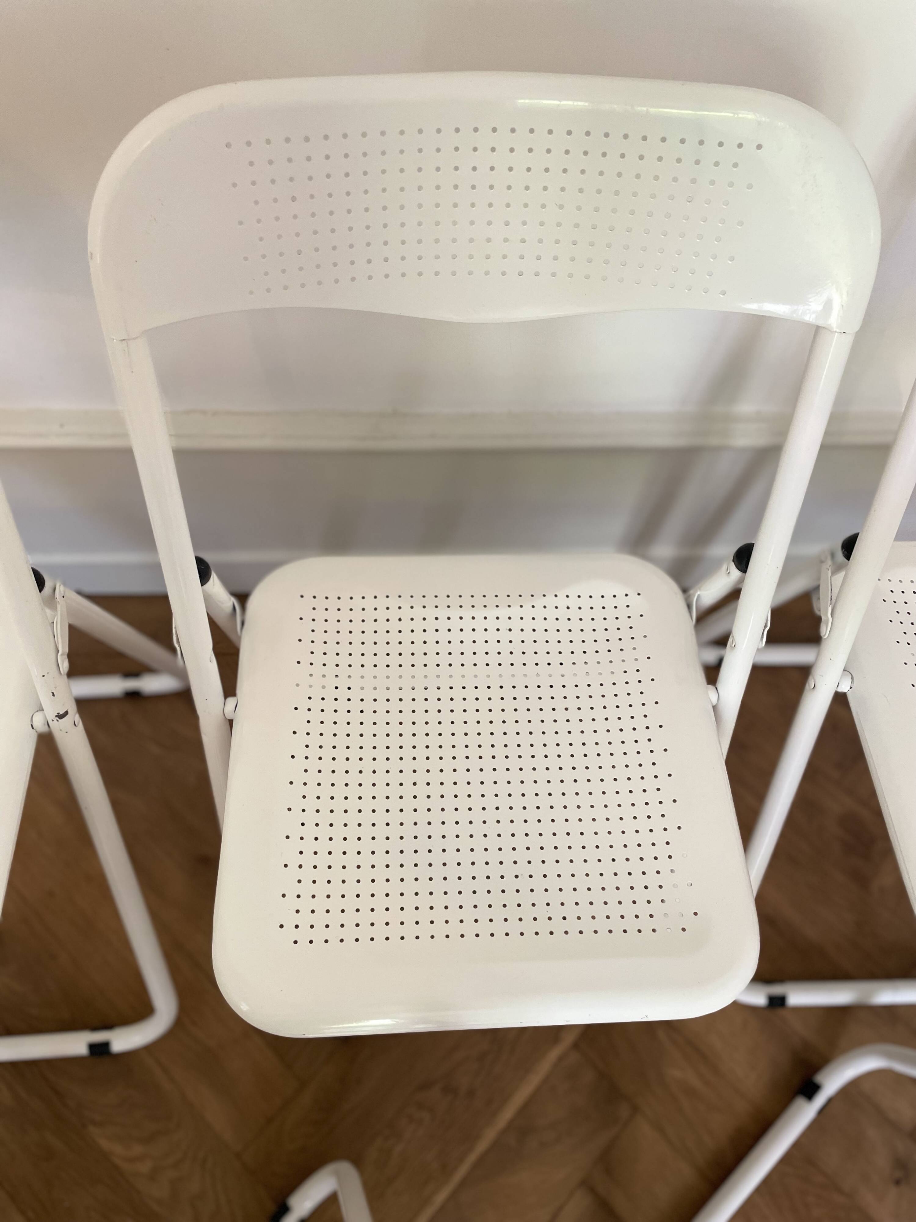 chaises pliantes en métal perforée, design vintage annees 1970