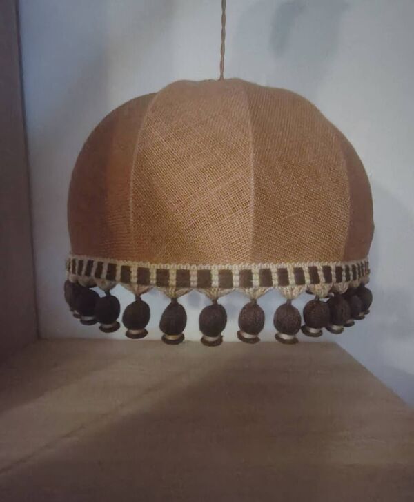 Grande suspension esprit toile de jute et pompons