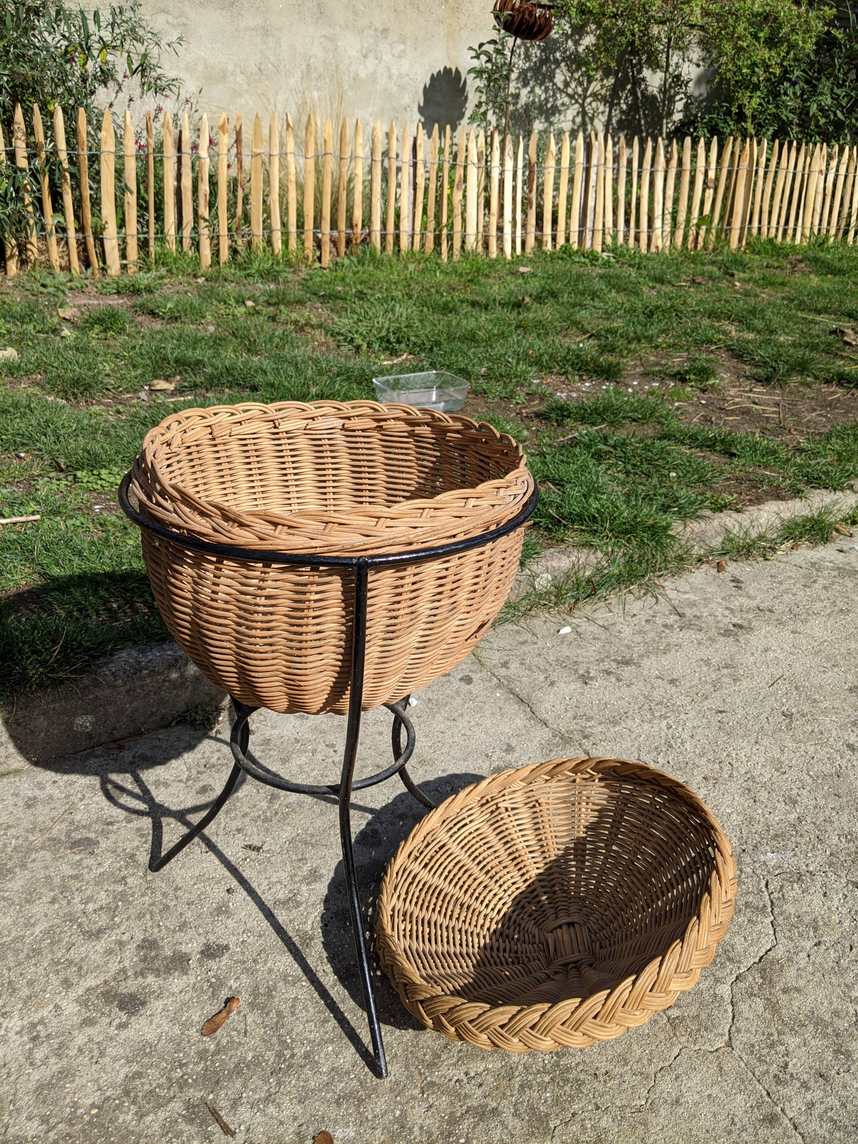 Former metal rattling tripod sewing table
