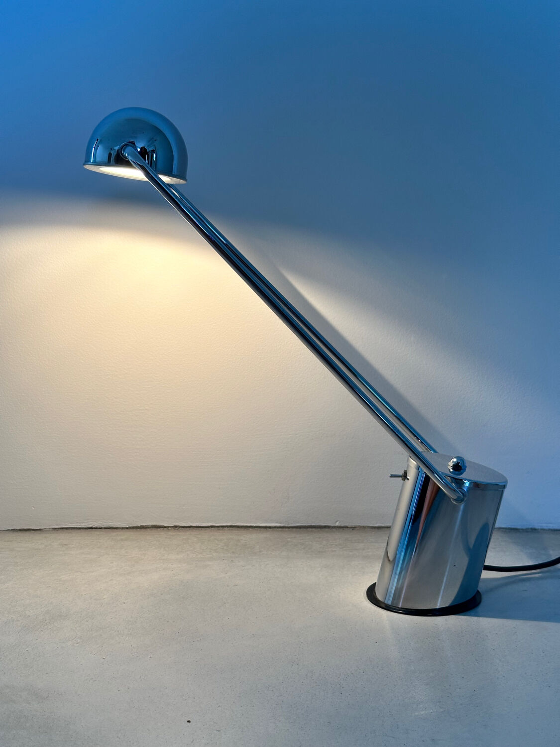Lampe design de bureau à poser chromée vers 1980