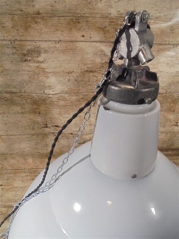Enamelled sheet metal pendant light