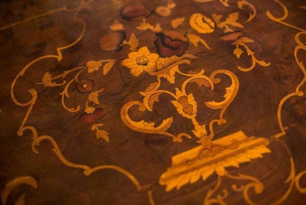 Commode en noyer marqueté de style Louis XV, années 1950