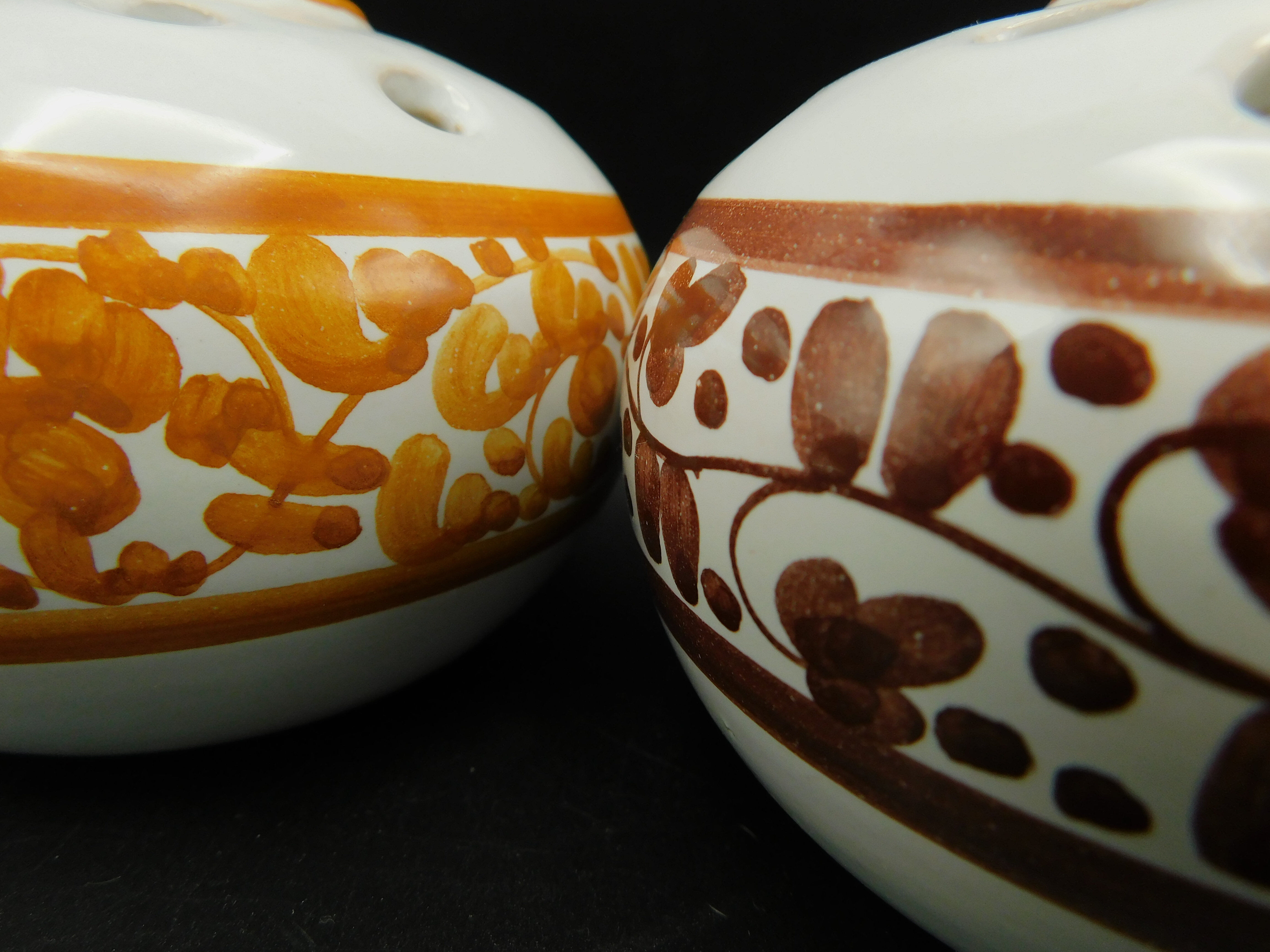 Tandem de vases pique-fleurs en céramique italienne