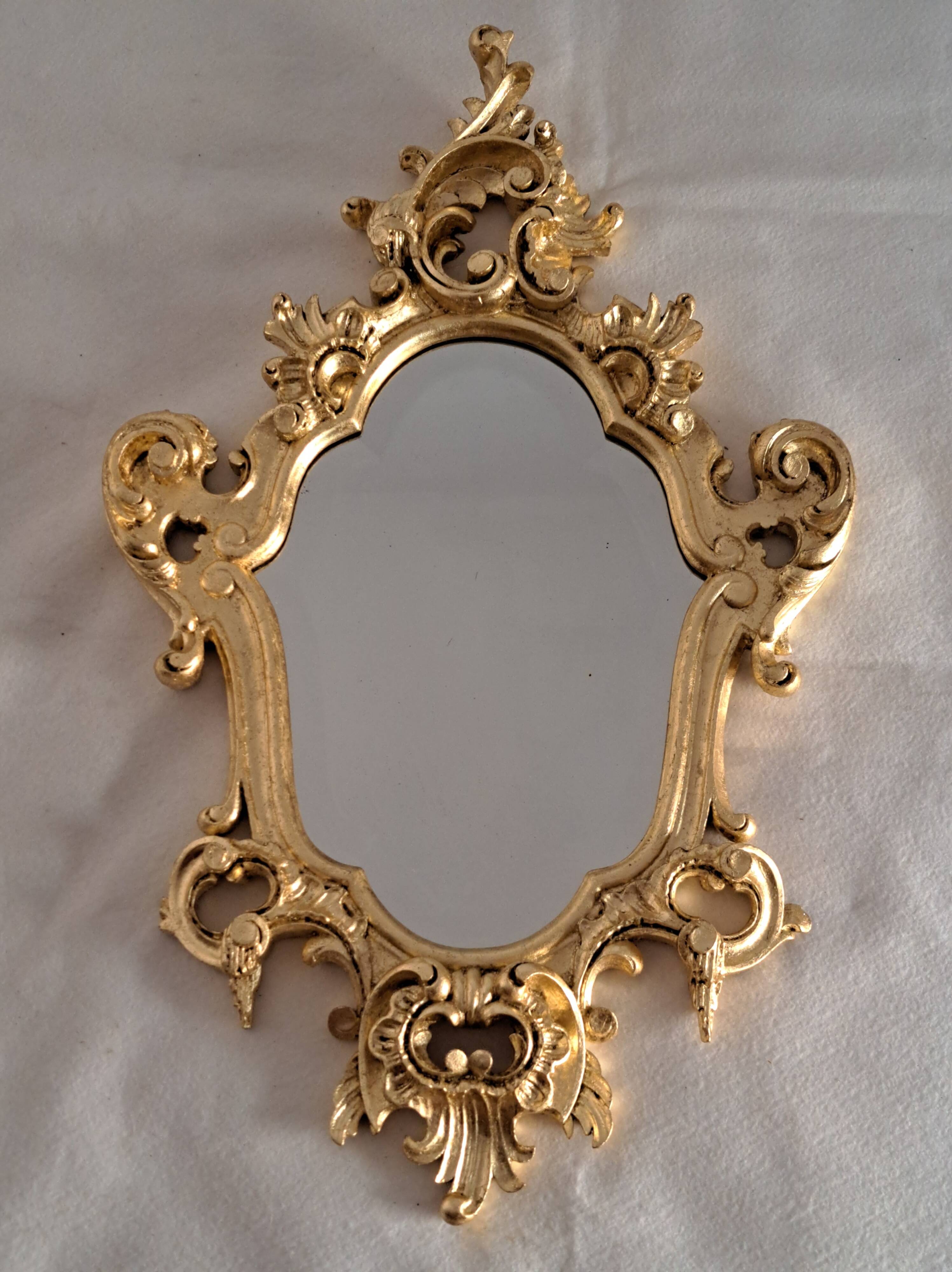 Miroir en bois et doré à la feuille doré