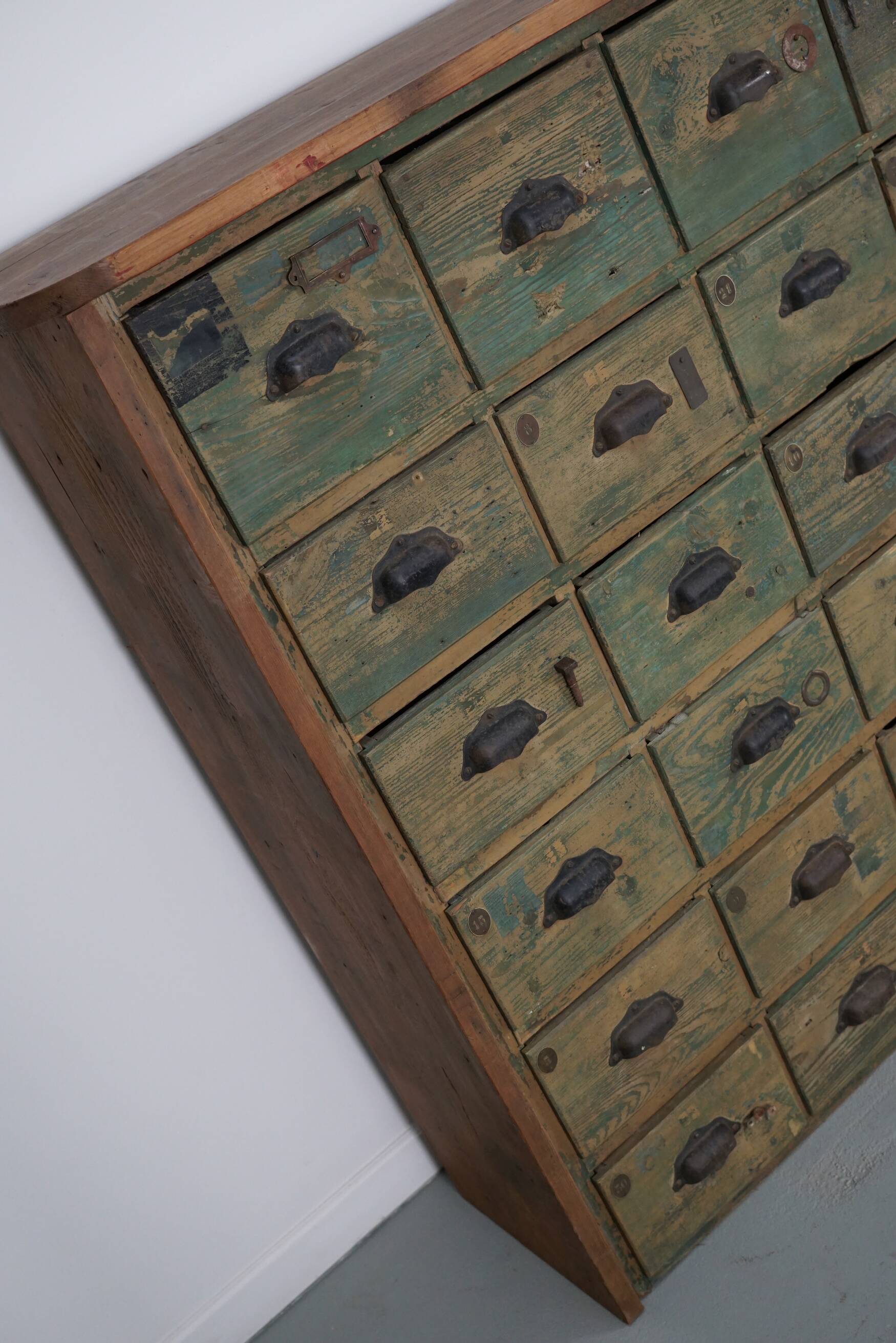 Meuble de quincaillerie industriel en pin peint, France années 1950