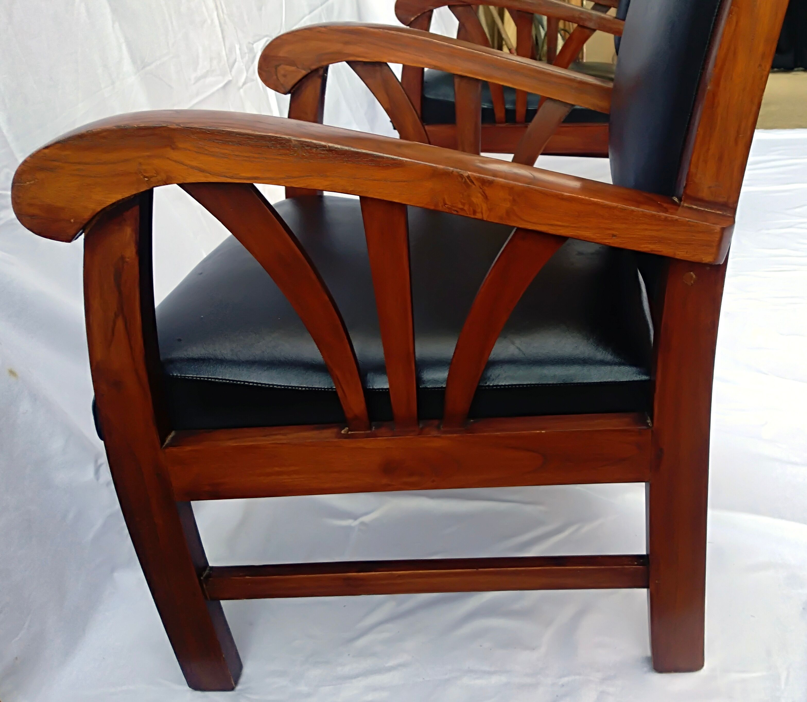 Paire de fauteuils style colonial bois et cuir de chèvre