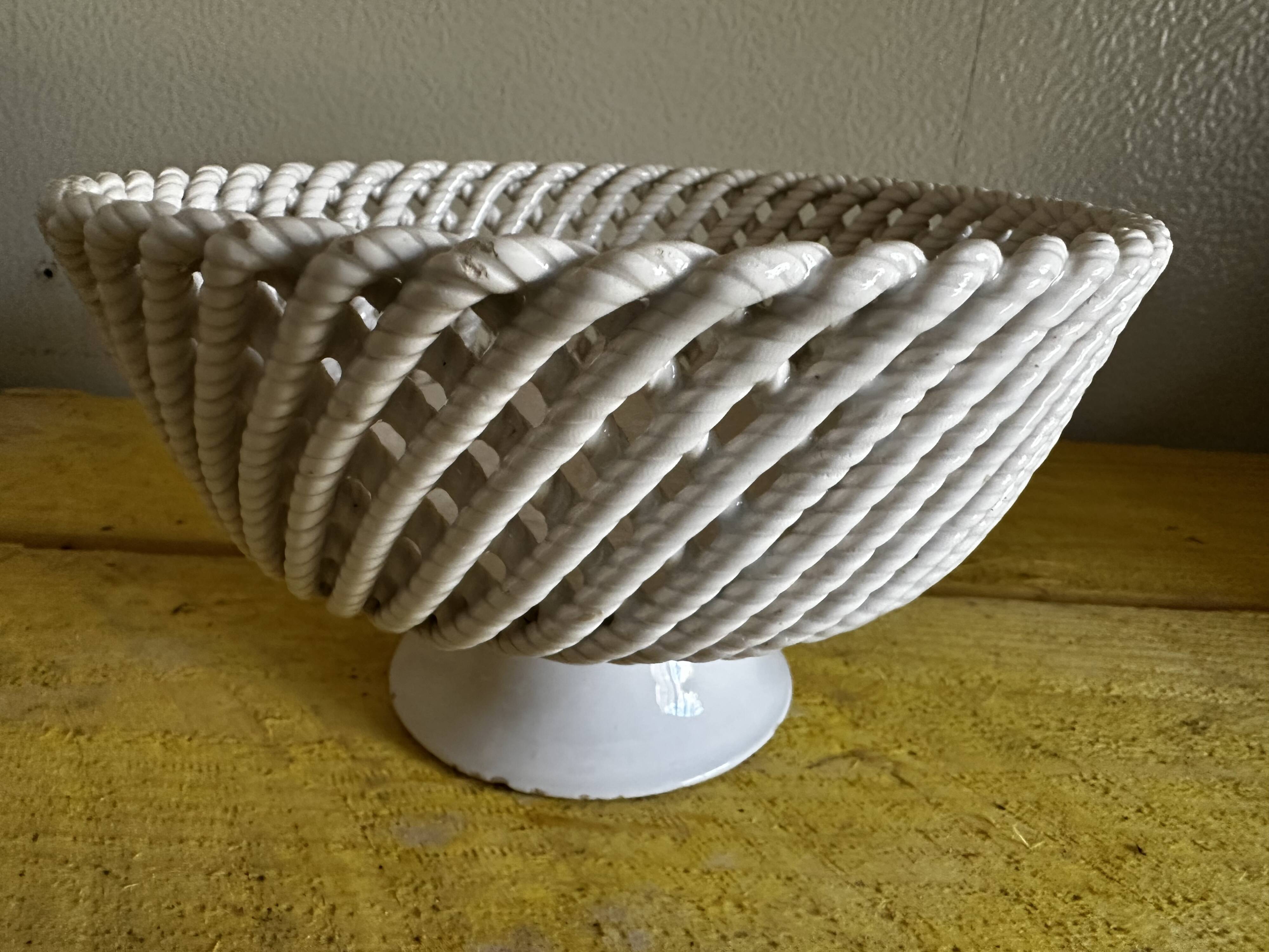 Mid-century woven ceramic basket / empty pocket, diameter 19 cm