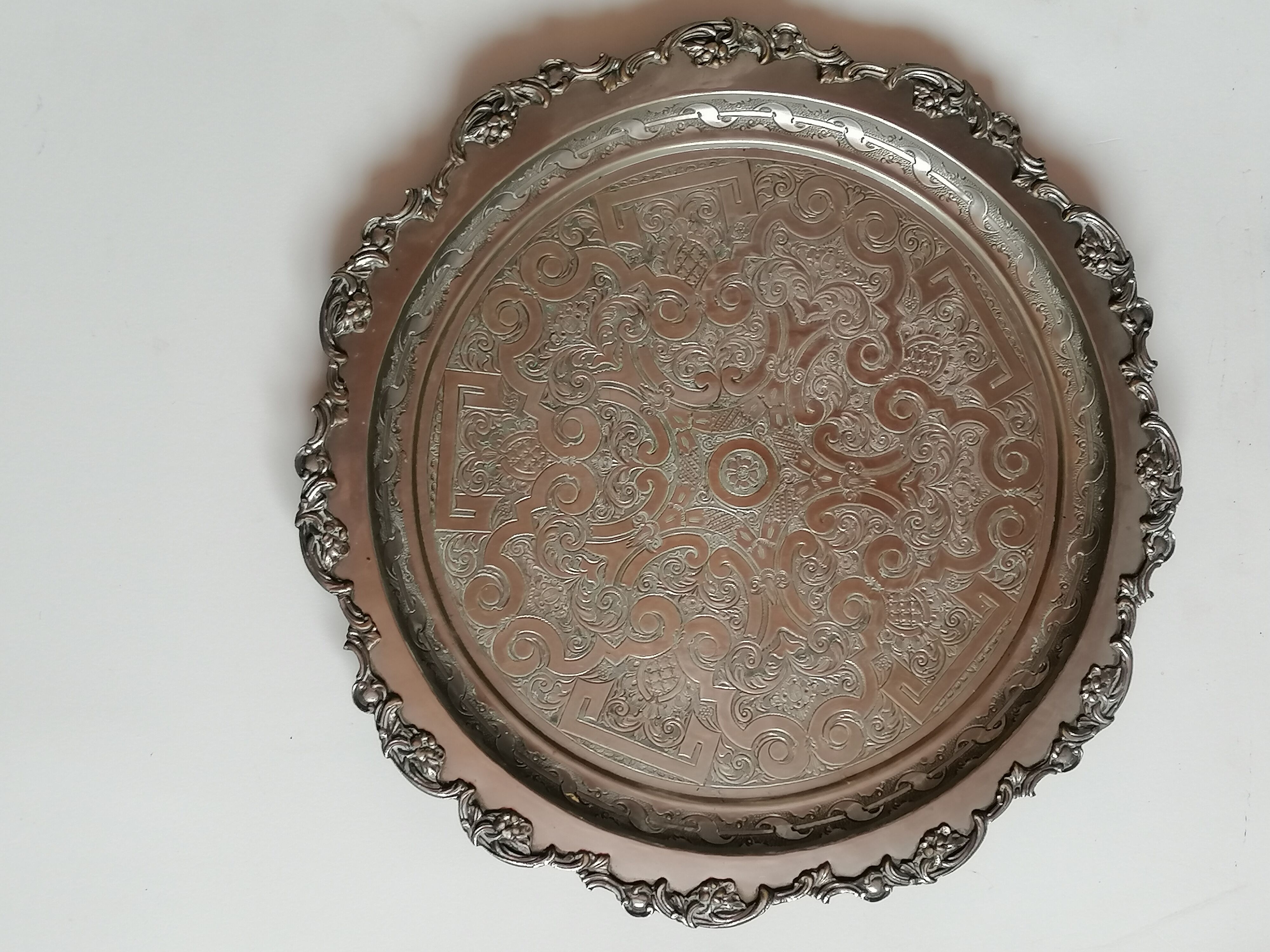 Large tin tray on removable feet