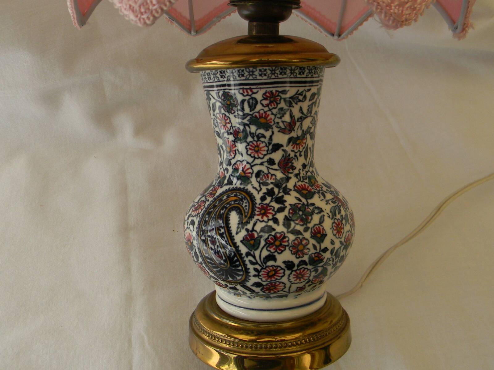 Small earthenware lamp from Gien. Cashmere decoration.