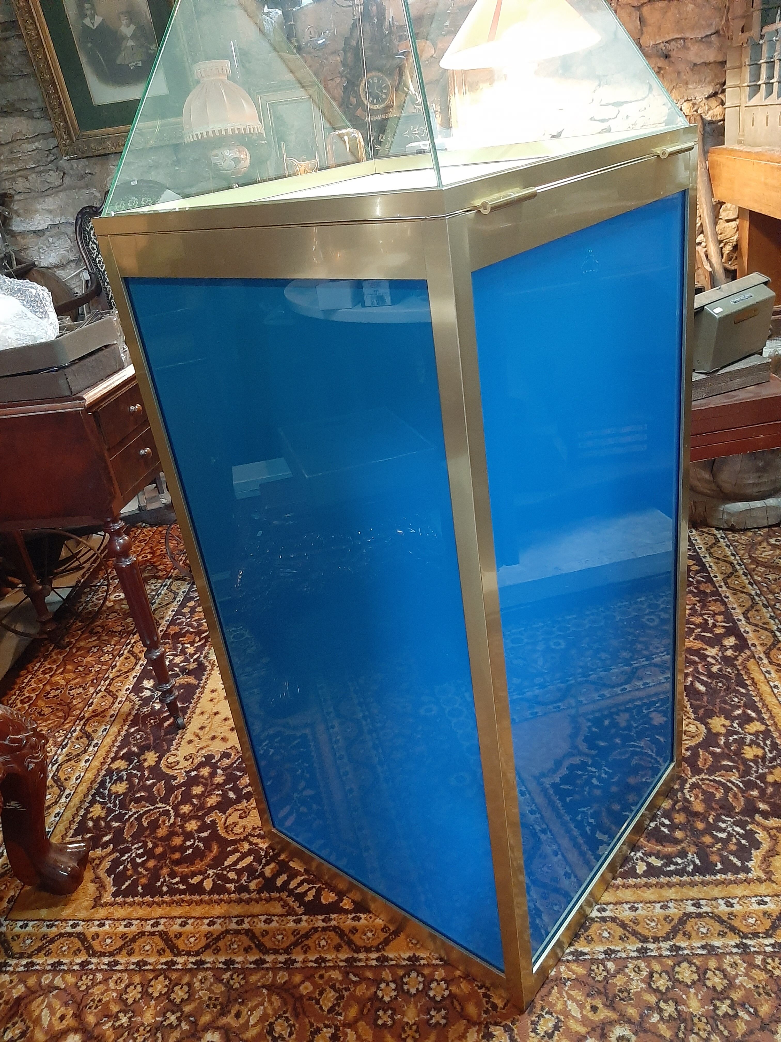 Vendôme pyramidal showcase