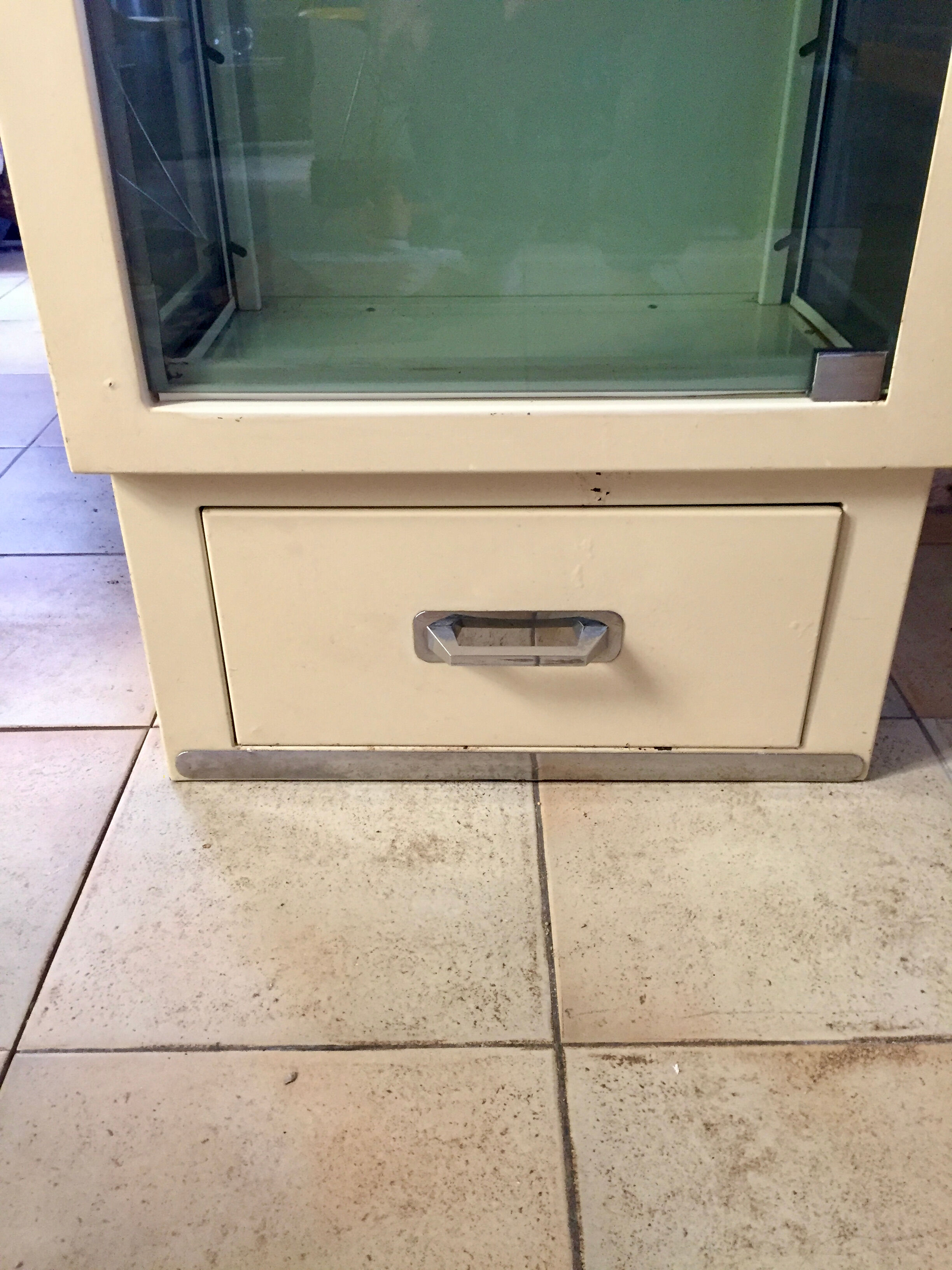 Armoire metallique vintage