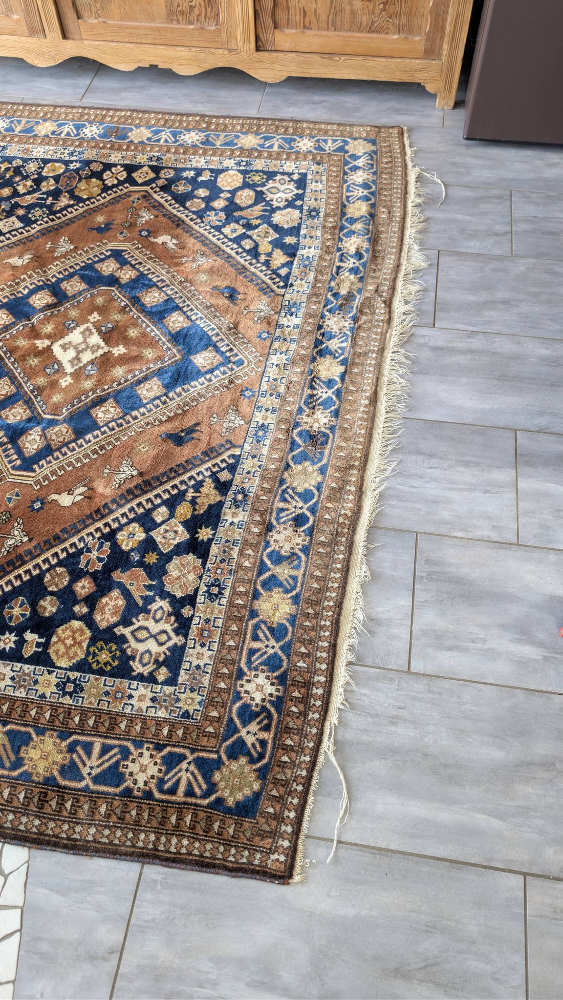 Hand-knotted Persian Shiraz rug in wool with tribal decoration, 300 x 220 cm.