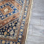 Hand-knotted Persian Shiraz rug in wool with tribal decoration, 300 x 220 cm.