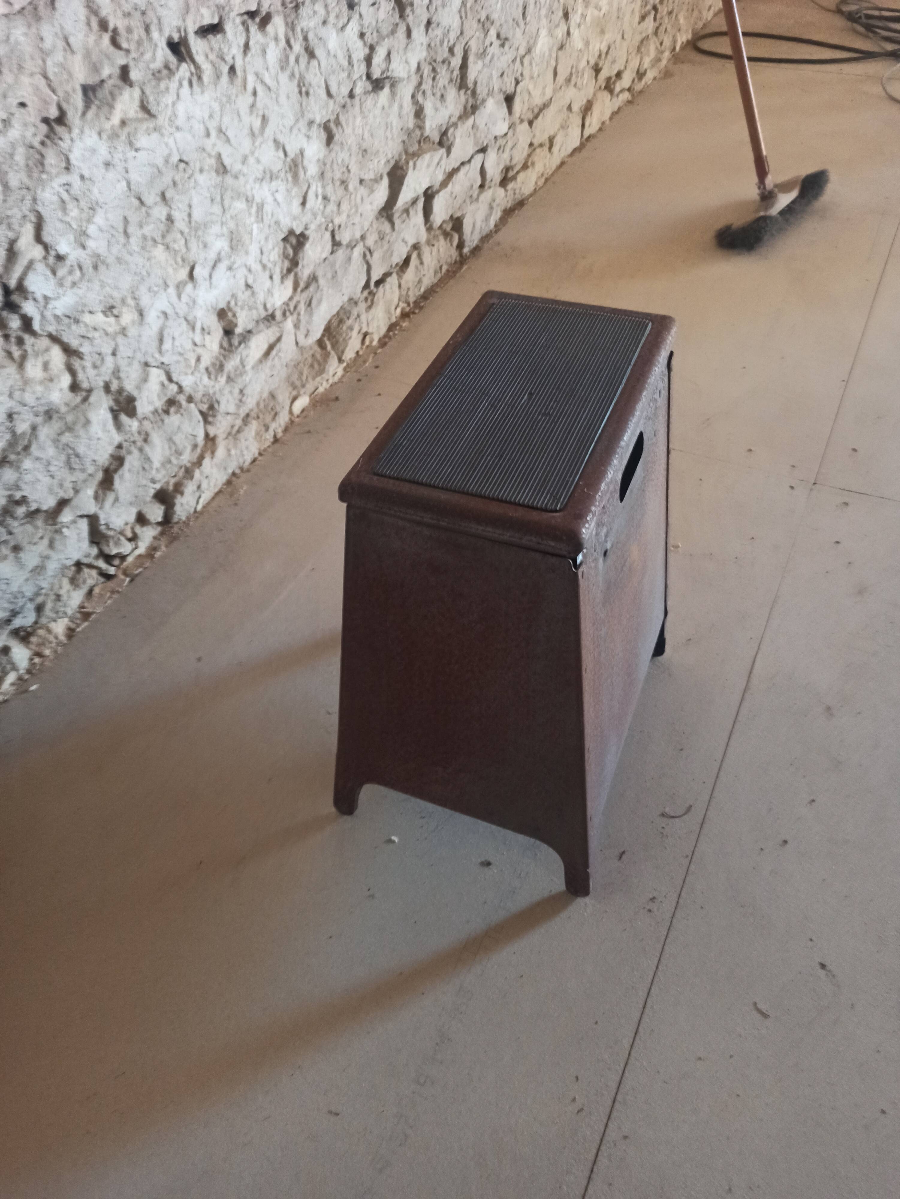 Metal shoe shine furniture