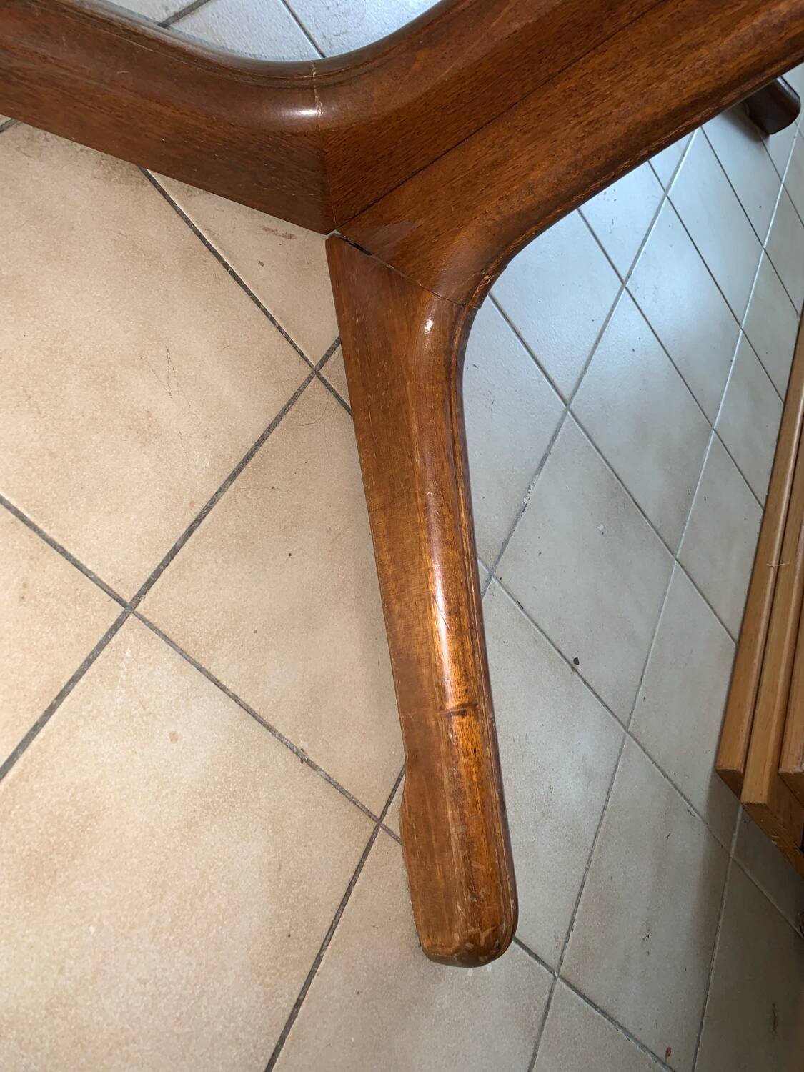 Baumann oval table with extensions