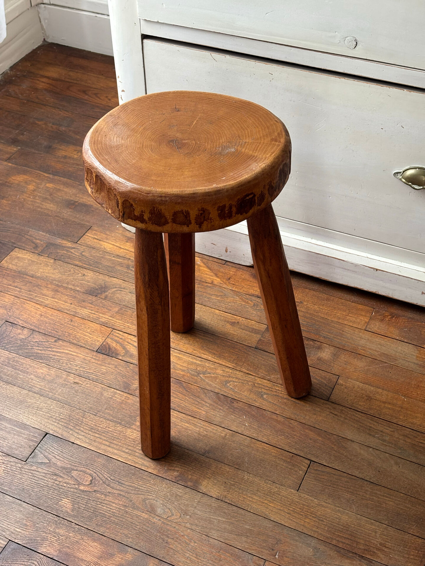 Tabouret tripode en bois massif