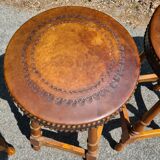 4 anciens tabourets en cuir et bois