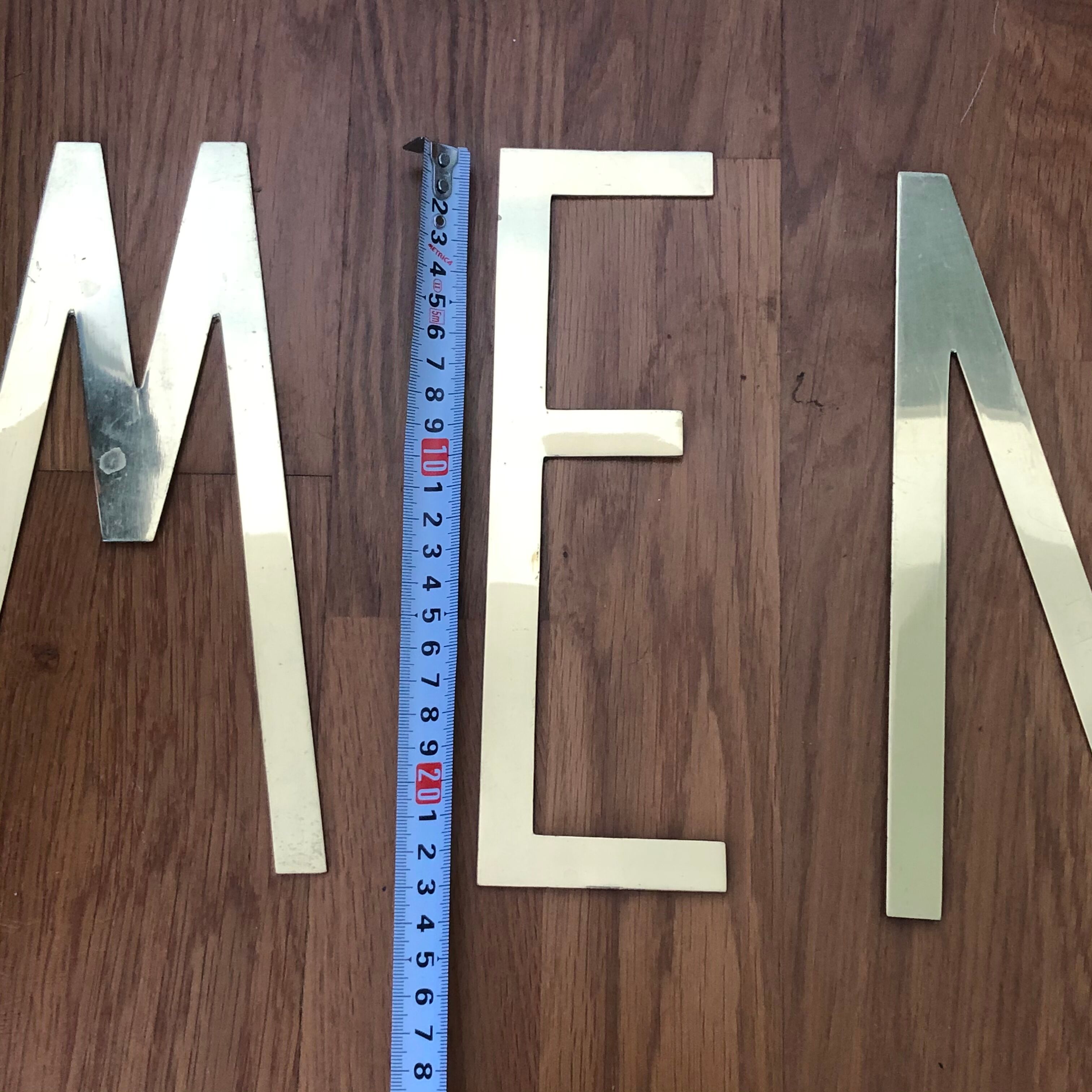 Lettres dorées « au menu »