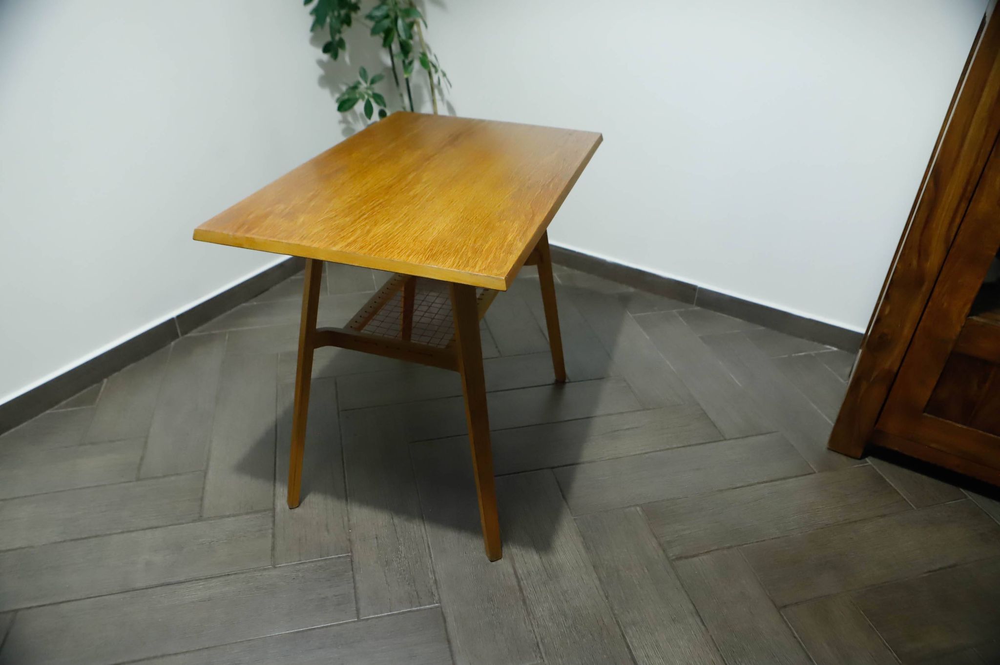 Brussels Style Retro Table with Red Woven Shelf