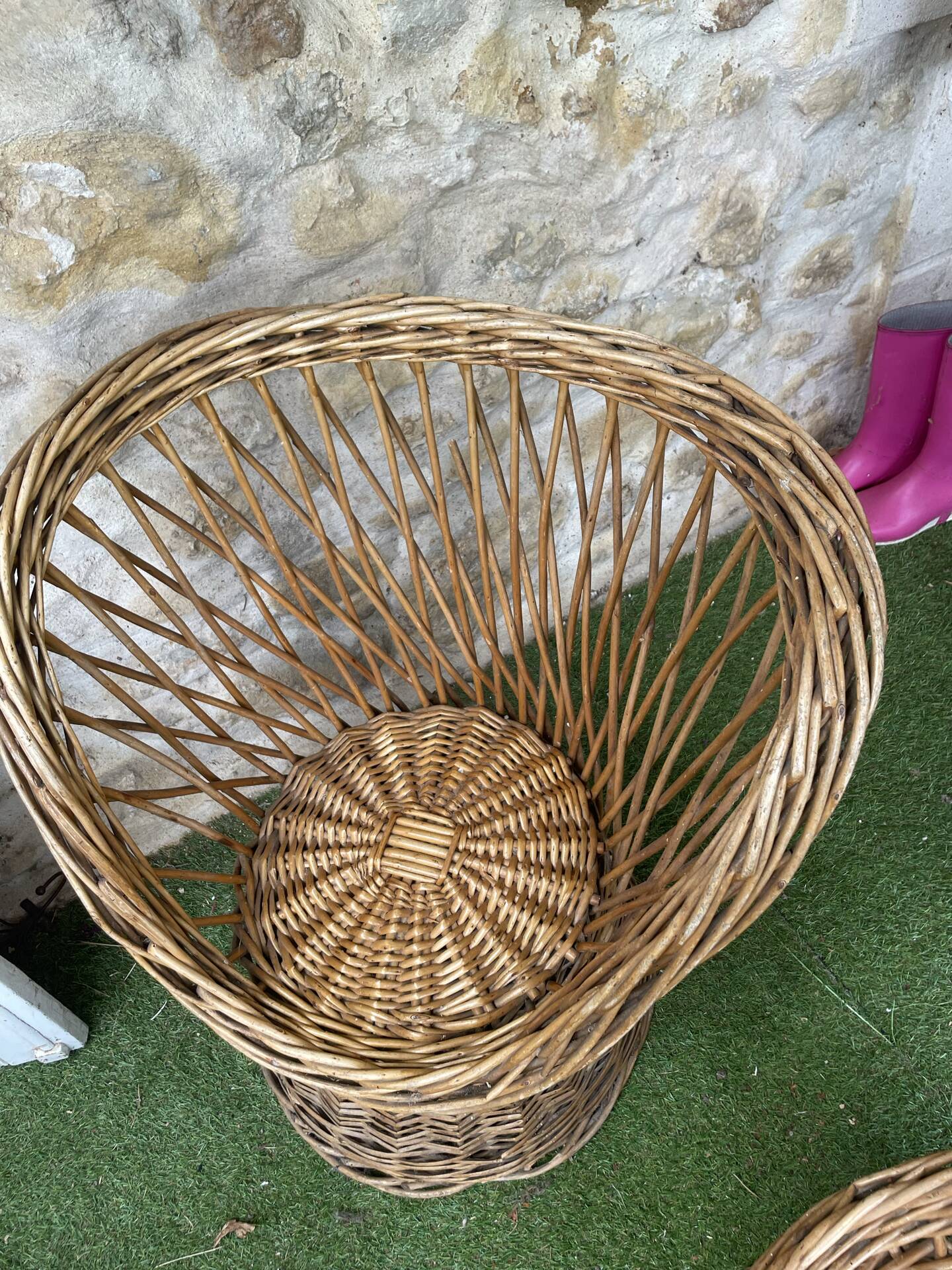 Very beautiful vintage rattan set: 4 armchairs and a table (75/57cm).