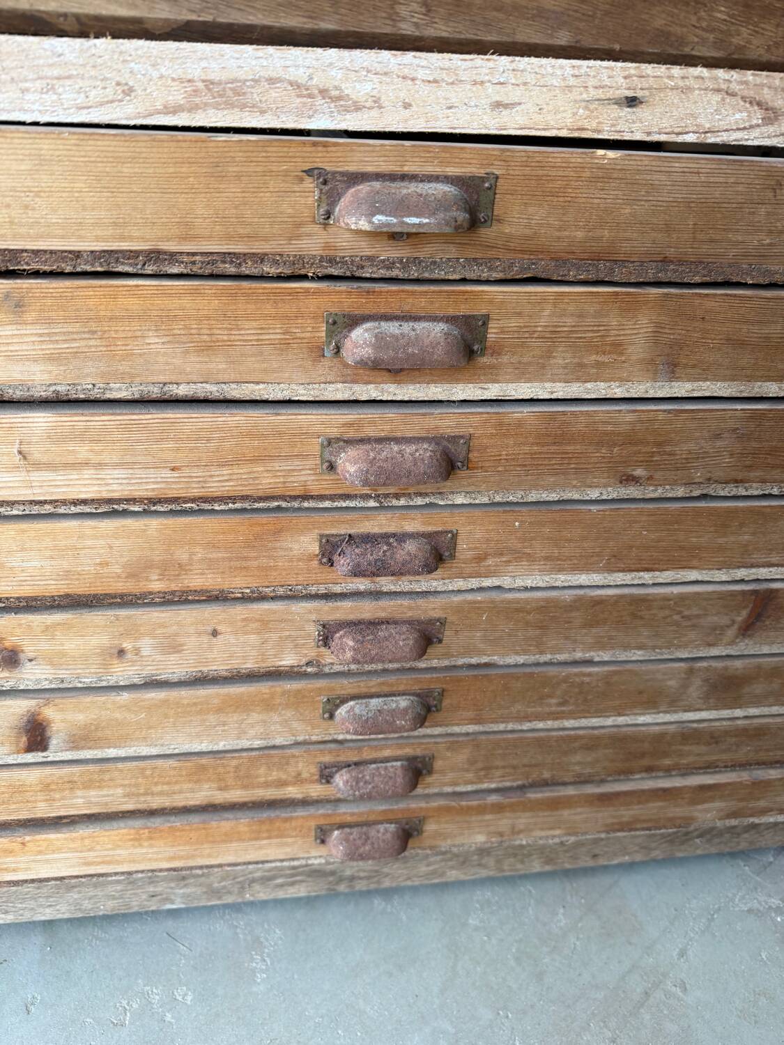 Low workshop cabinet with 8 drawers in solid wood, printing style.