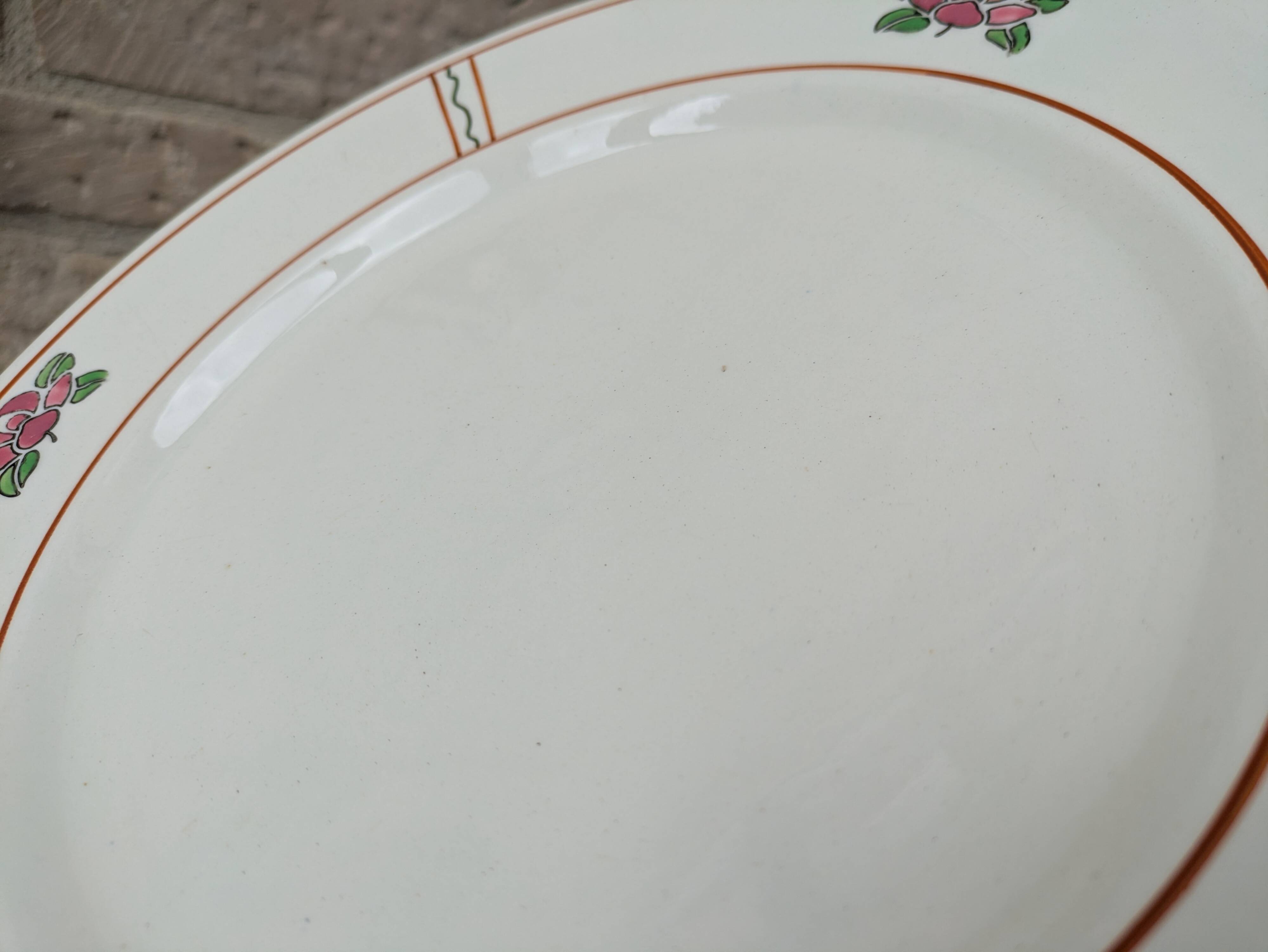 Round service plate in Iron Earth Salins model Nénuphar 29cm