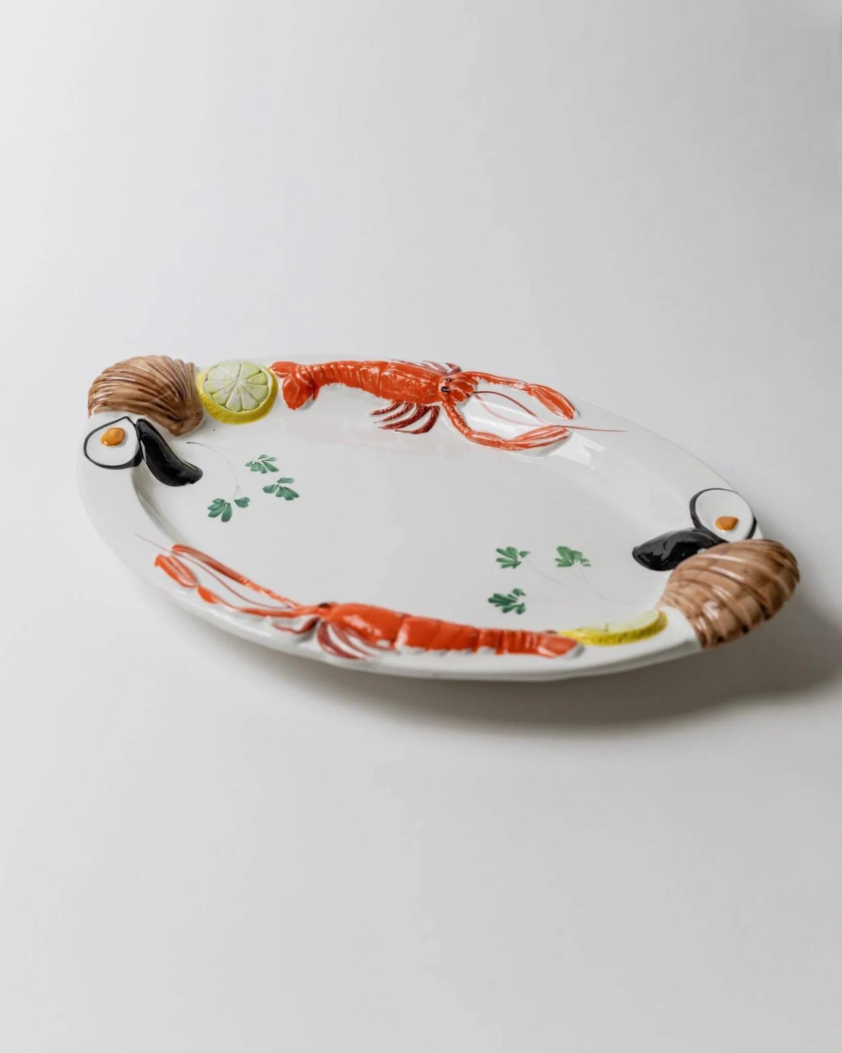 Assiette ovale en céramique blanche avec relief 3D de fruits de mer, design italien Siro, vintage des années 1980, 48 x 32 cm.
