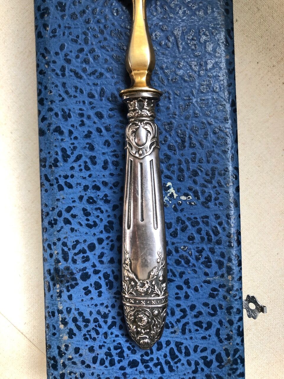 Filled silver cake shovel