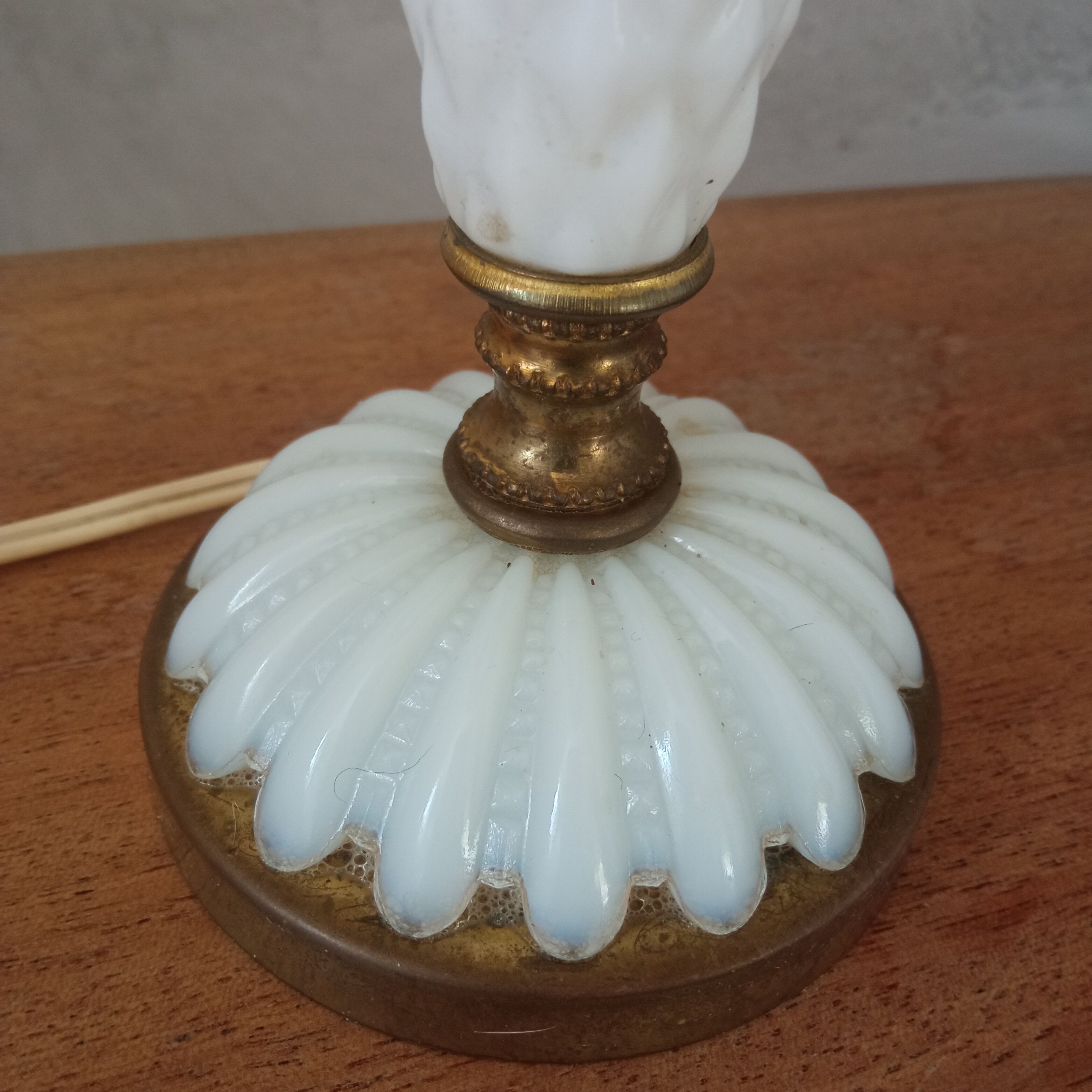 Art deco table lamp in opaline and brass