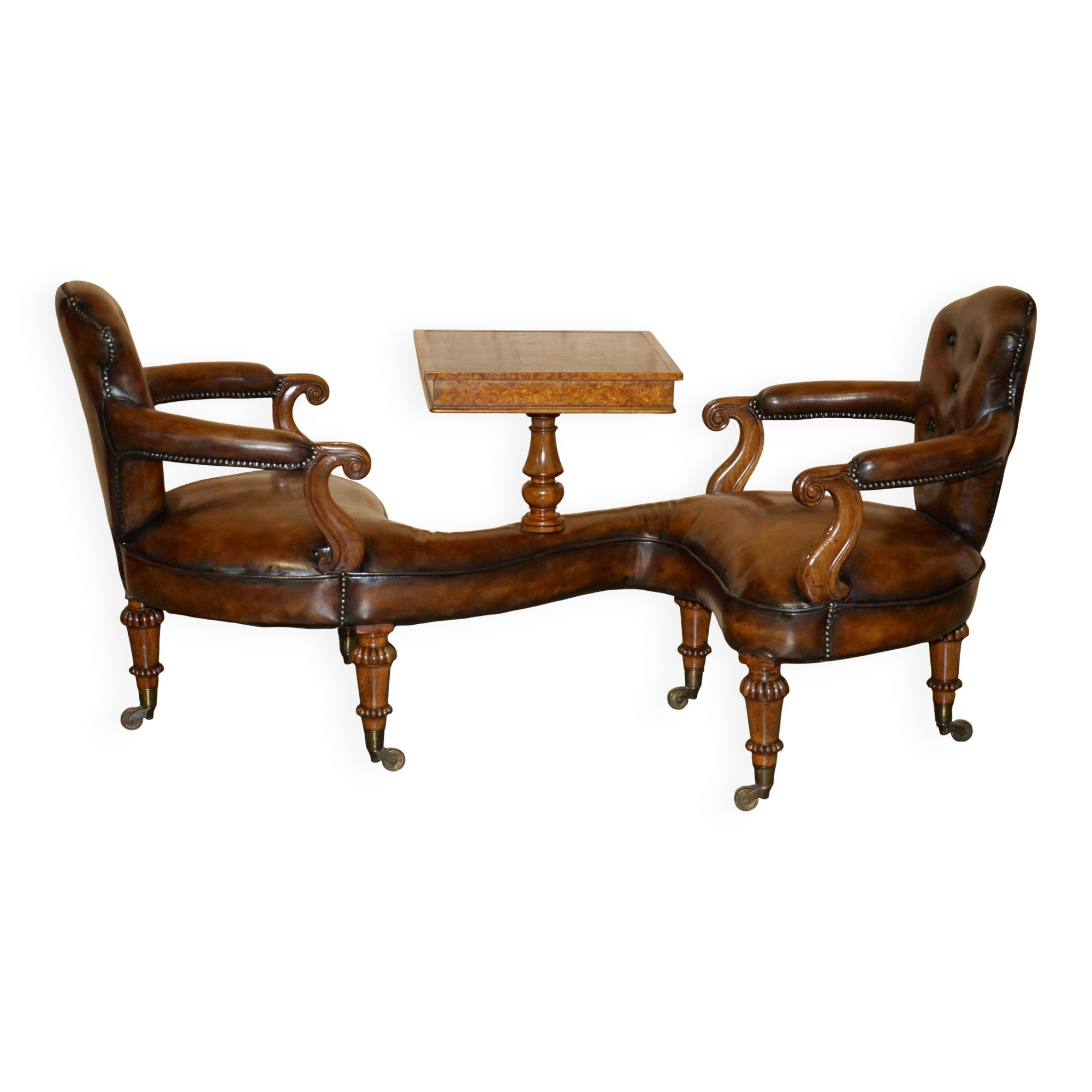 Canapé Conversation Teta a Teta en cuir avec plateau d'échecs en noyer Burr, style High Victorian