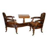 Canapé Conversation Teta a Teta en cuir avec plateau d'échecs en noyer Burr, style High Victorian