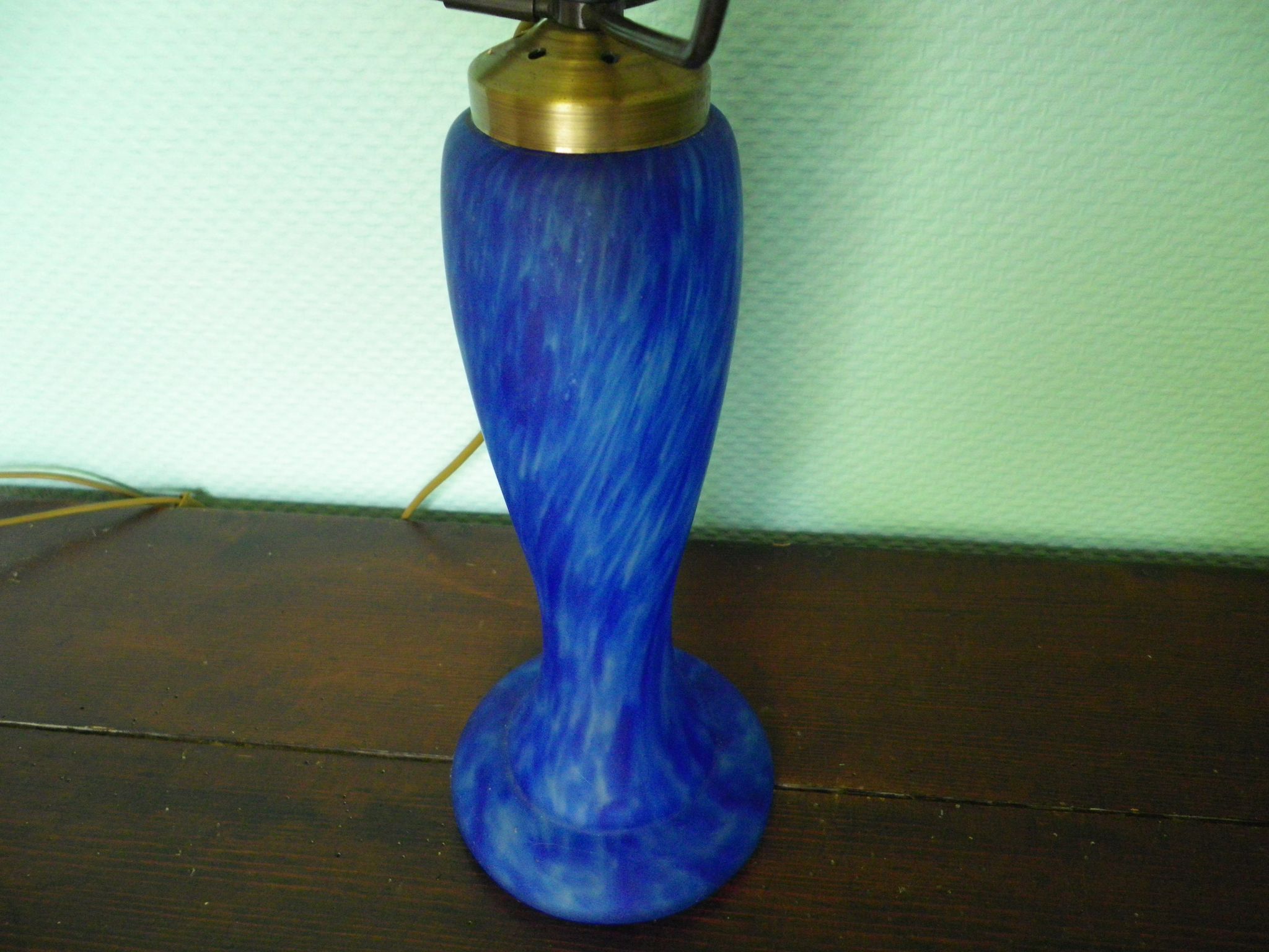 Lamp to lay, crystal lampshade cut with brass rosette, lamp foot in glass pase