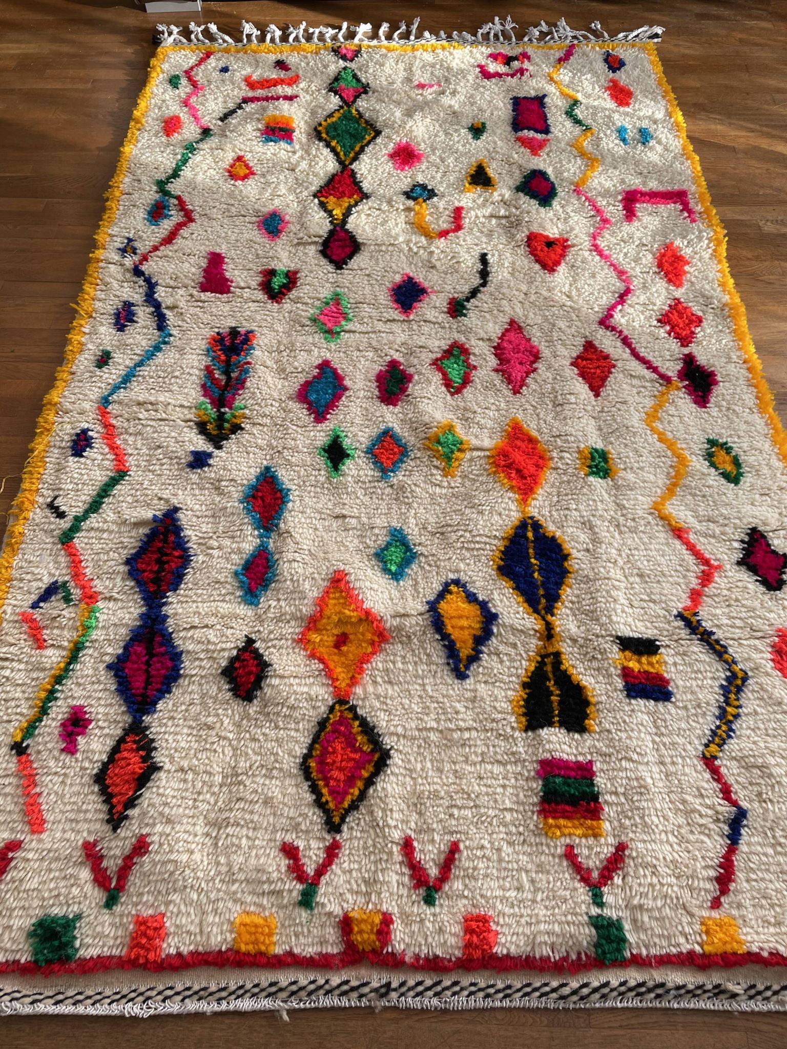 Tapis marocain berbère Azilal multicolore et fluo