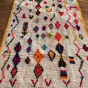 Tapis marocain berbère Azilal multicolore et fluo