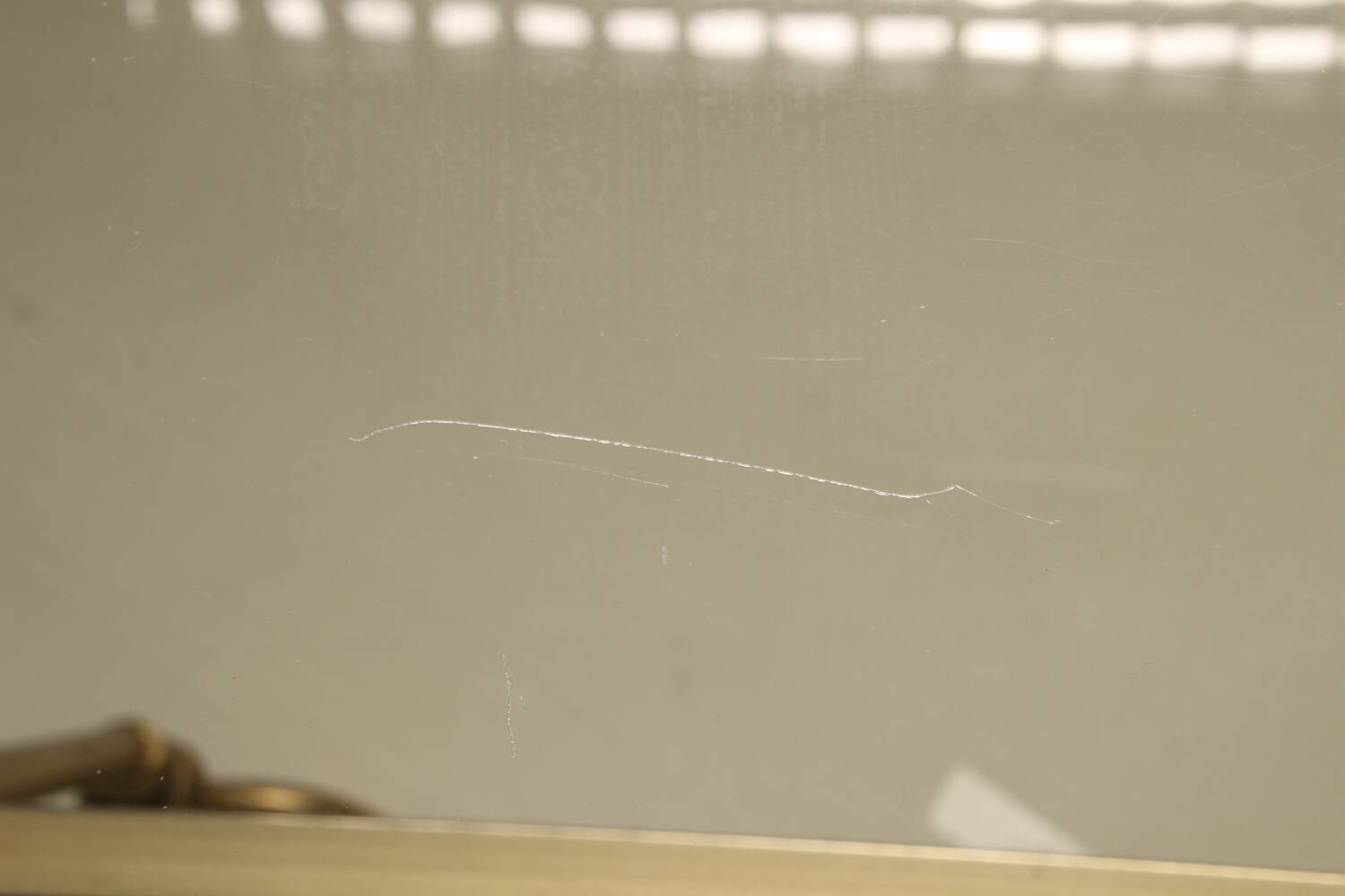 Table d’appoint en laiton et verre dans le style de Jacques Adnet