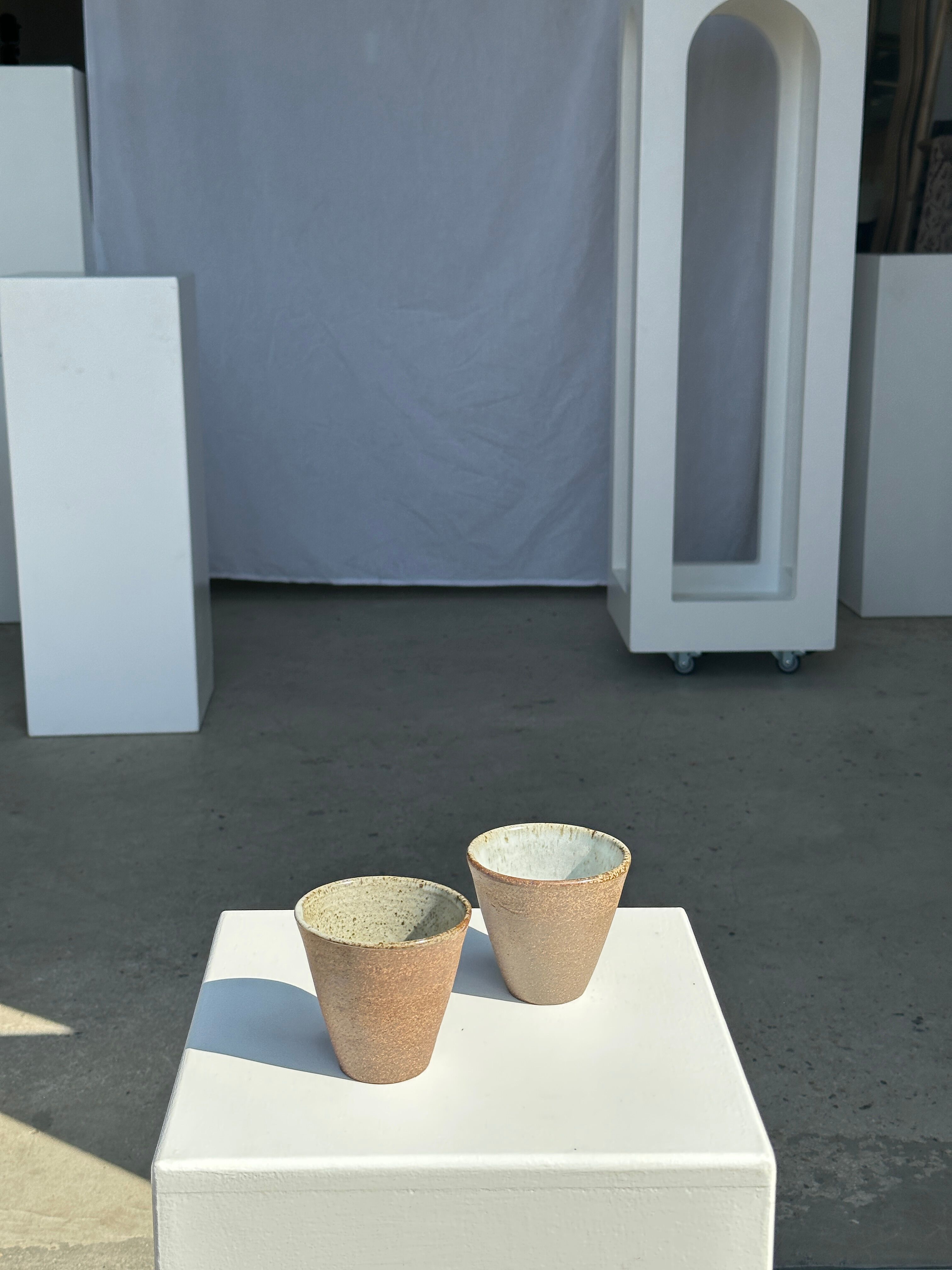 Lot de 2 tasses / mug en céramique indonésienne (mat brun)