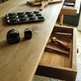 Table de drapier en chêne massif doré 230x73cm deux tiroirs