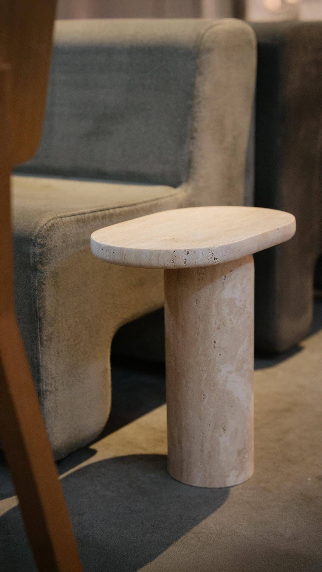 "Table d'appoint en travertin "Bold