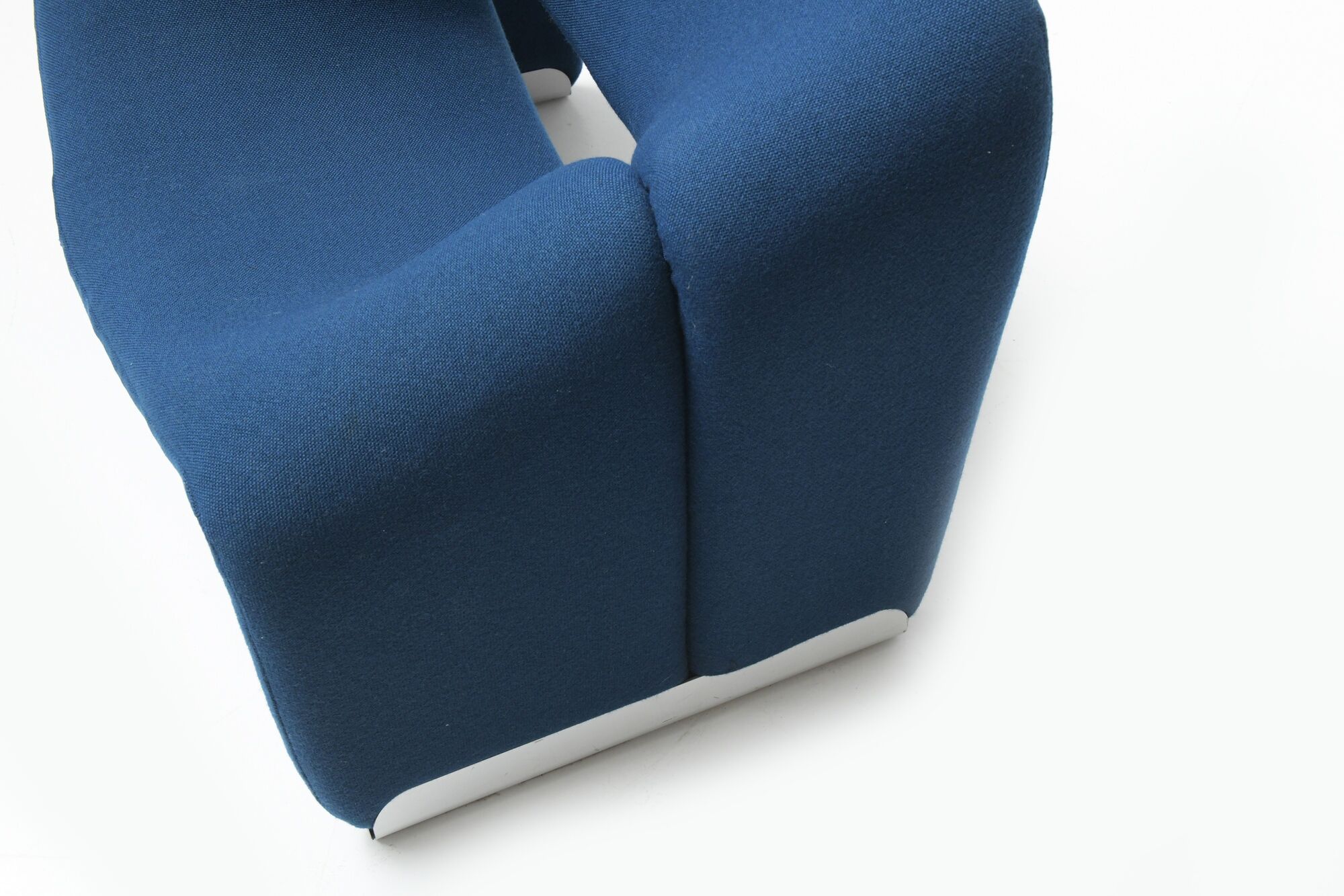 Groovy ‘M’ F598 in original blue fabric f 598 by Pierre Paulin for Artifort