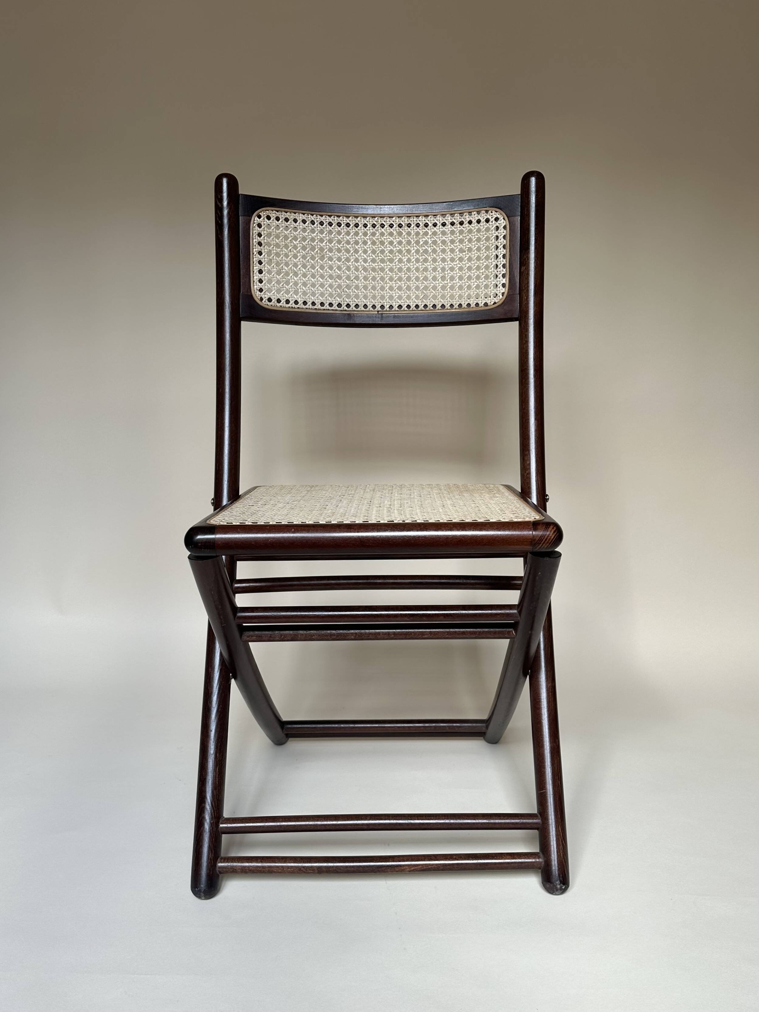 Set de quatre chaises pliantes en bois et cannage