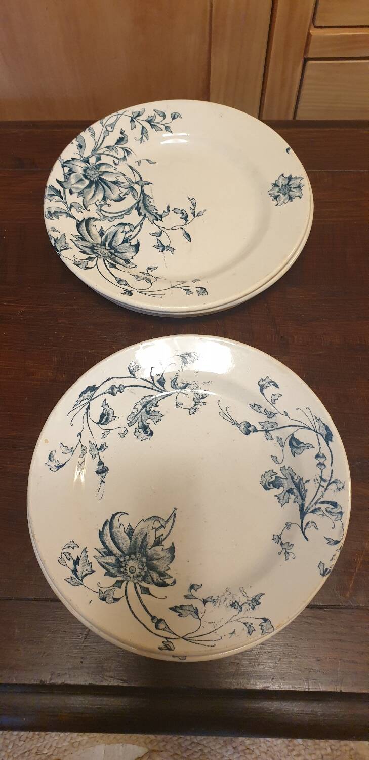 Six earthenware dinner plates from Grigny