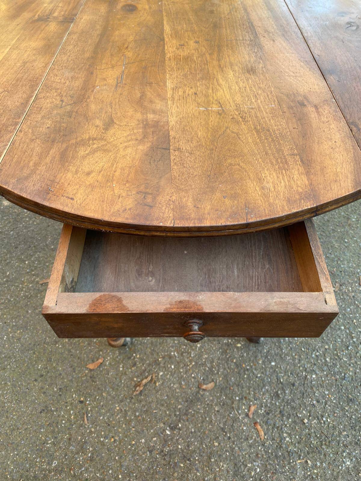 Oval extendable table with leaves Louis Philippe in solid wood, 19th century, with drawer.
