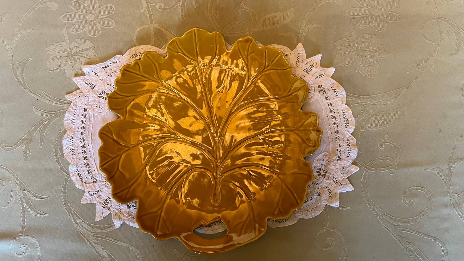 Vintage ceramic leaf dish