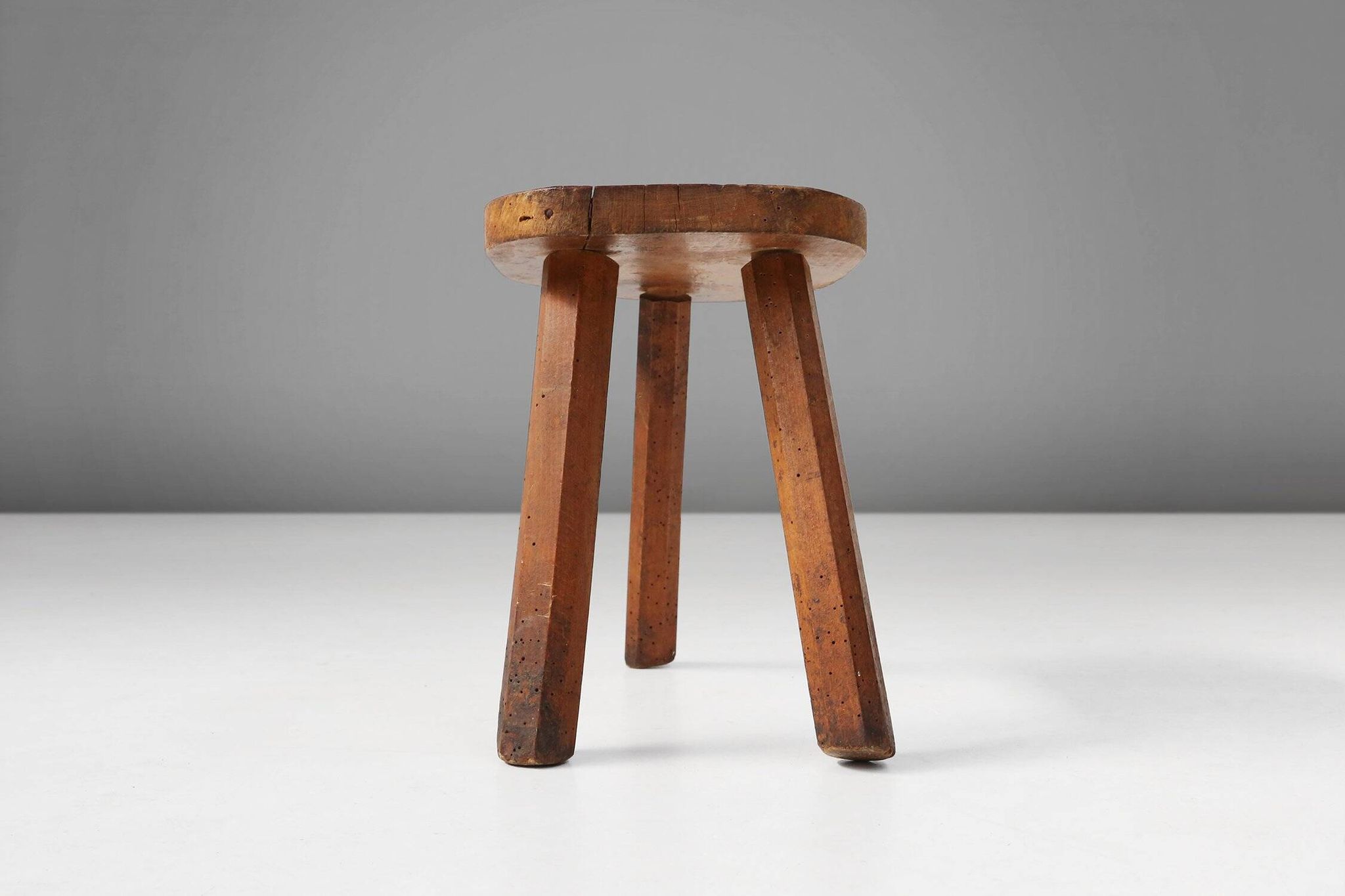 Tabouret en bois rustique sur trépied, France années 1920