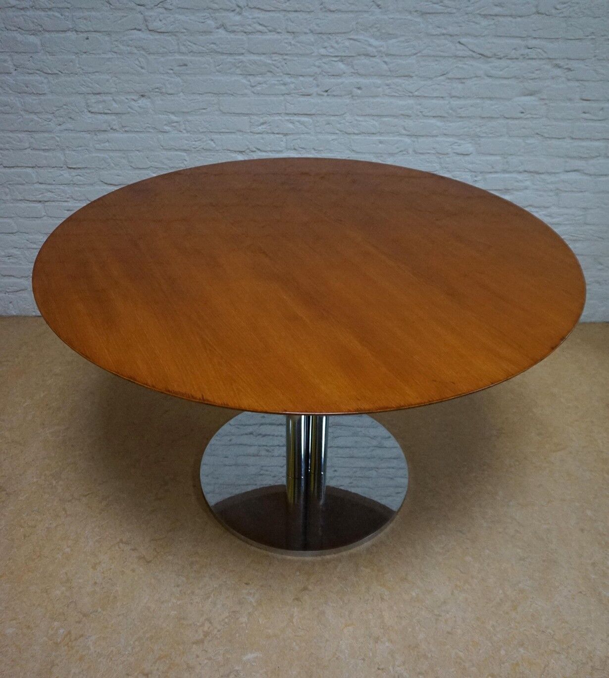 Mid-century modern round table by  Knoll International Kiga S.p.A, 1960s