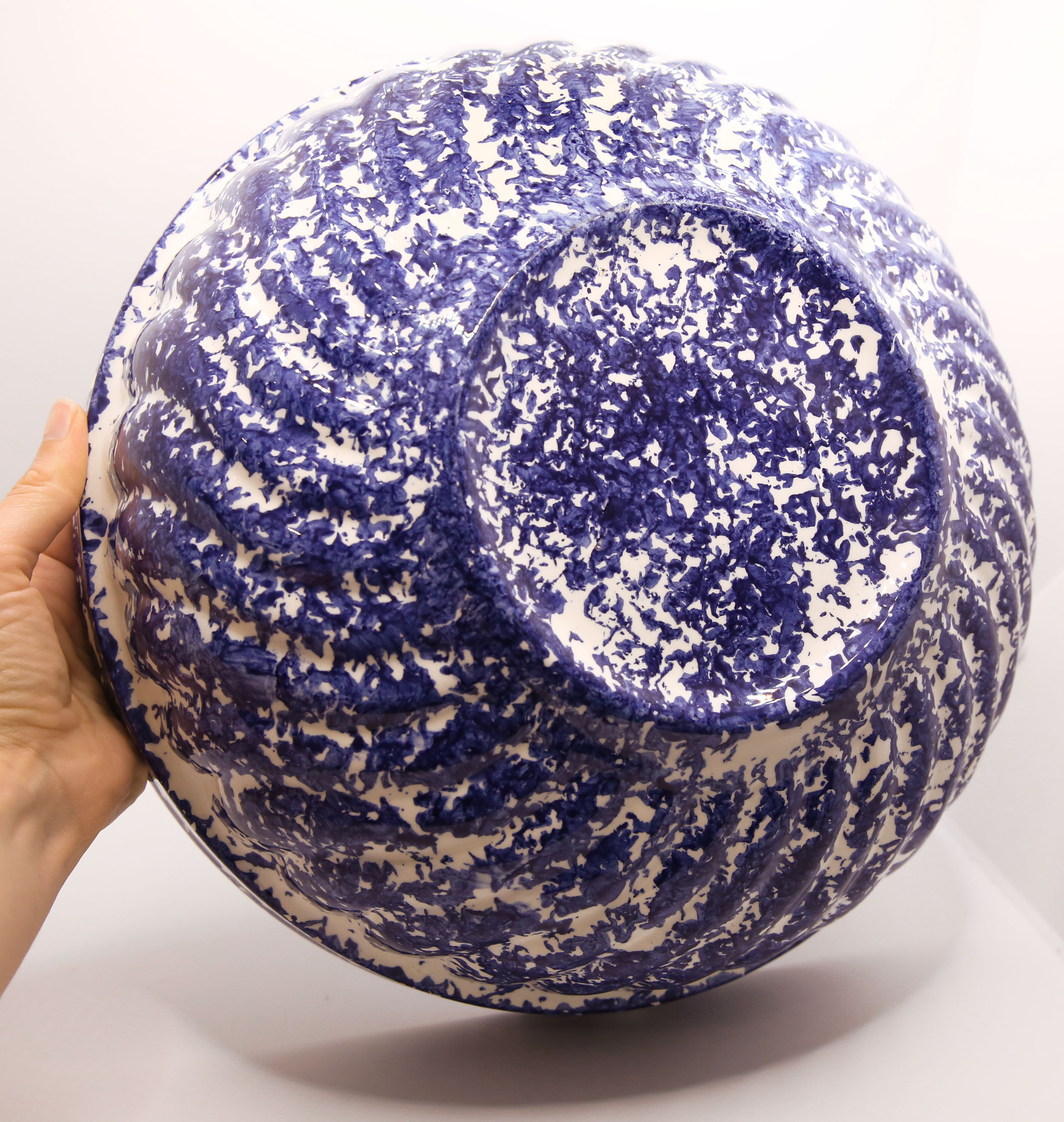Saladier XL en faïence moucheté bleu marine et blanc