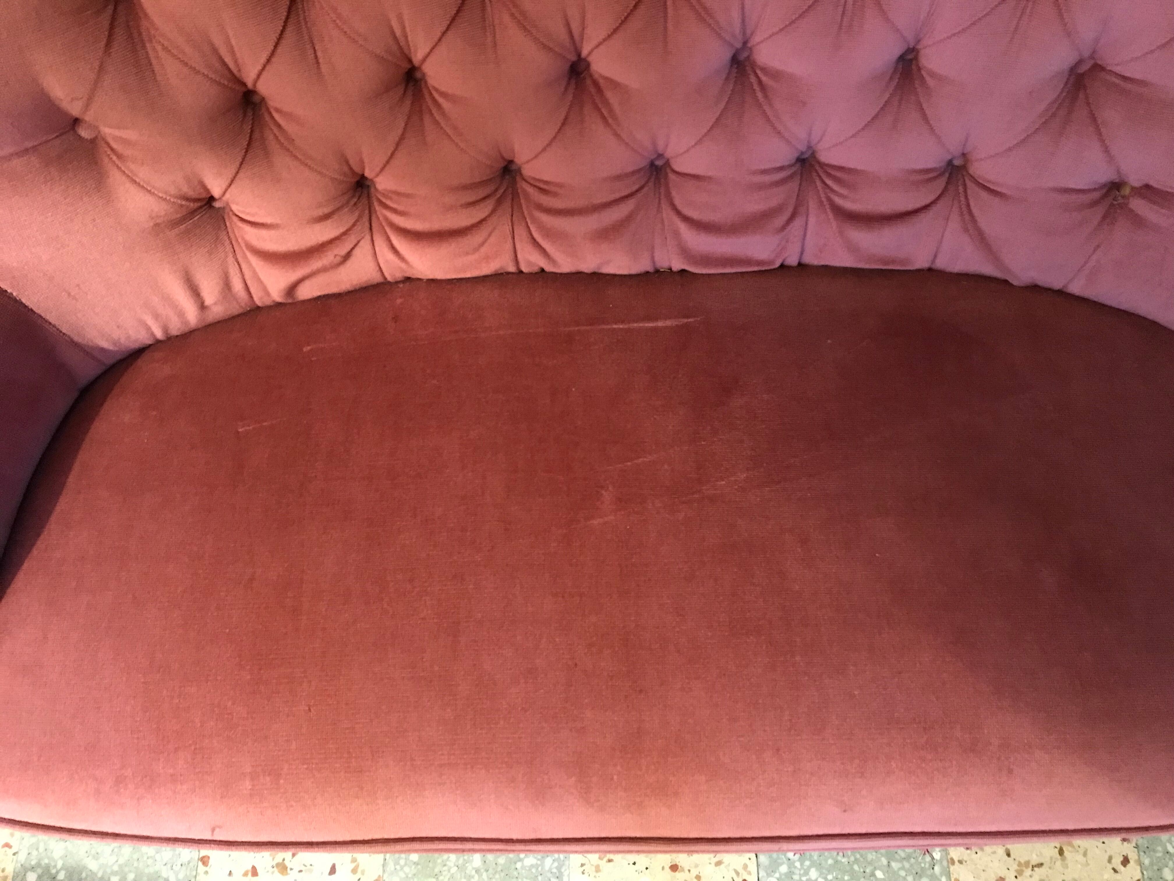 Sofa padded in old pink velvet