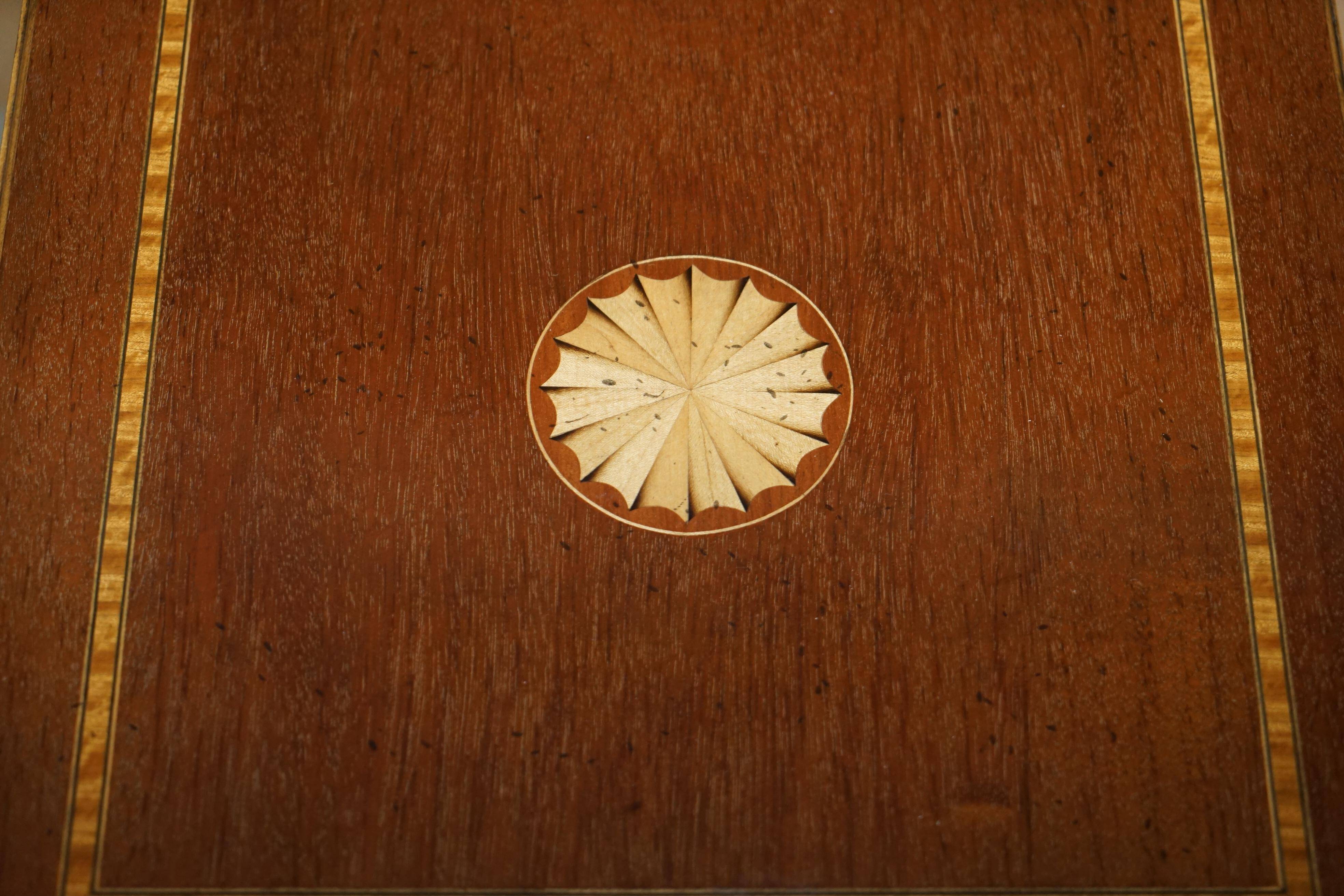 Table bibliothèque tournante en acajou et bois de satin style Sheraton Revival