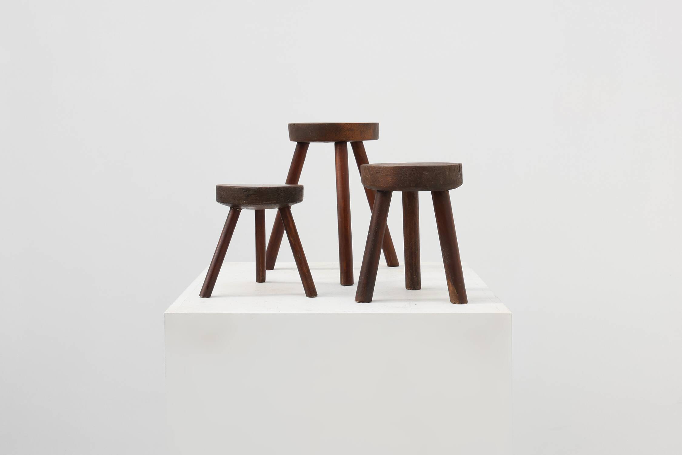 Tabouret trépied en chêne rustique, France, vers 1900