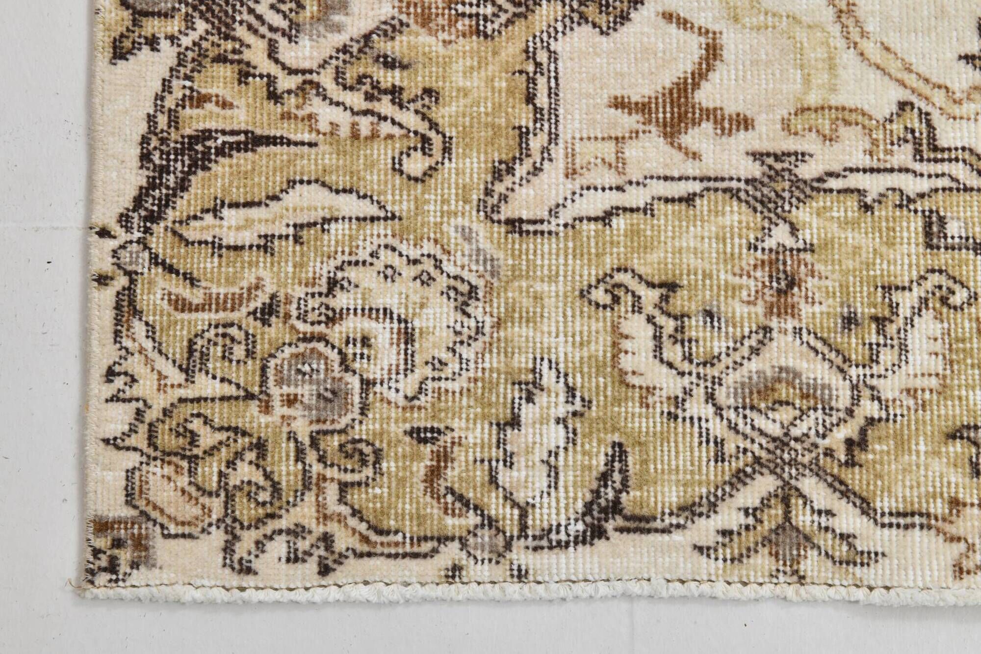 Vintage Turkish rug in beige and brown with floral medallion, 192 × 294 cm
